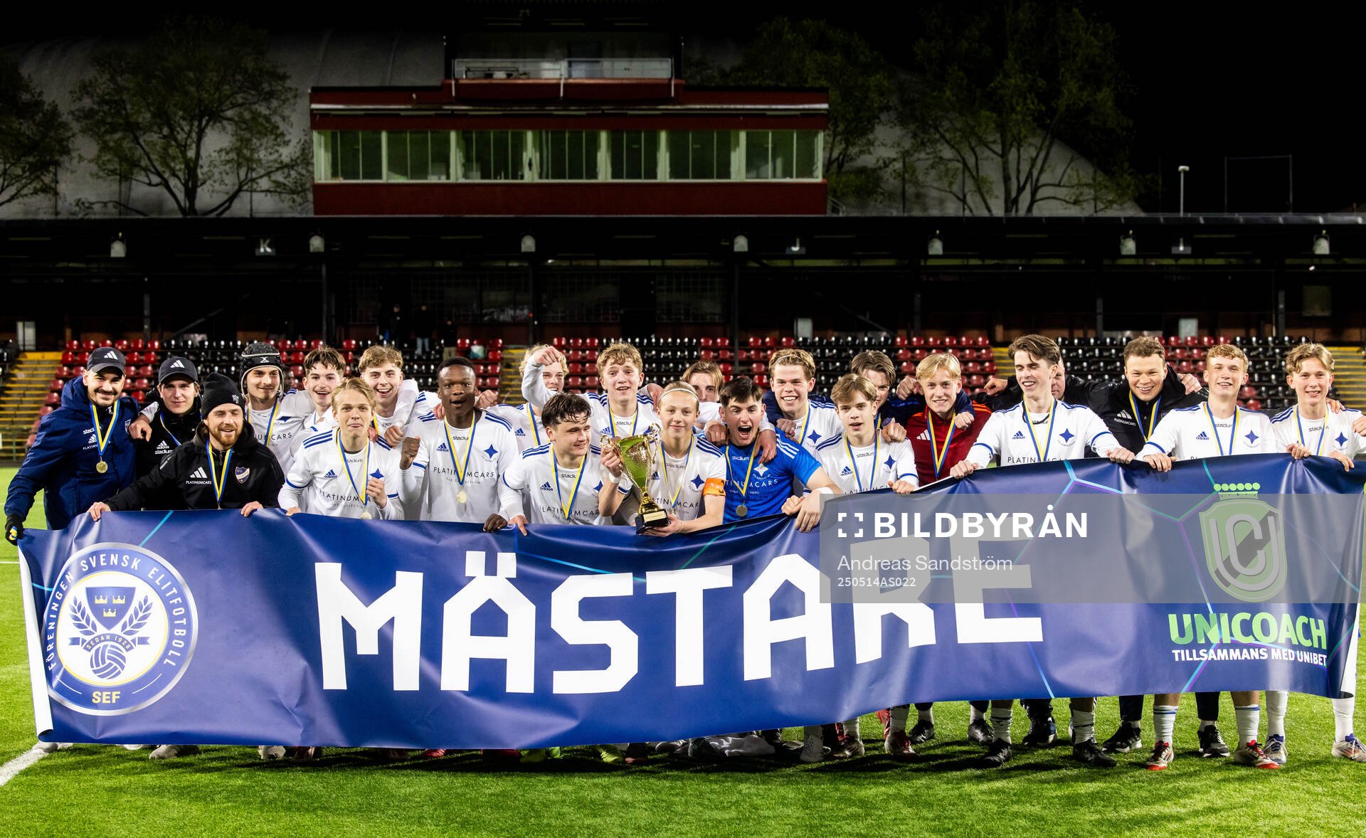 IFK Norrköpings spelare jublar efter finalen i ligacupen för P17 mellan Brommapojkarna och IFK Norrköping den 14 maj 2025 i Stockholm.