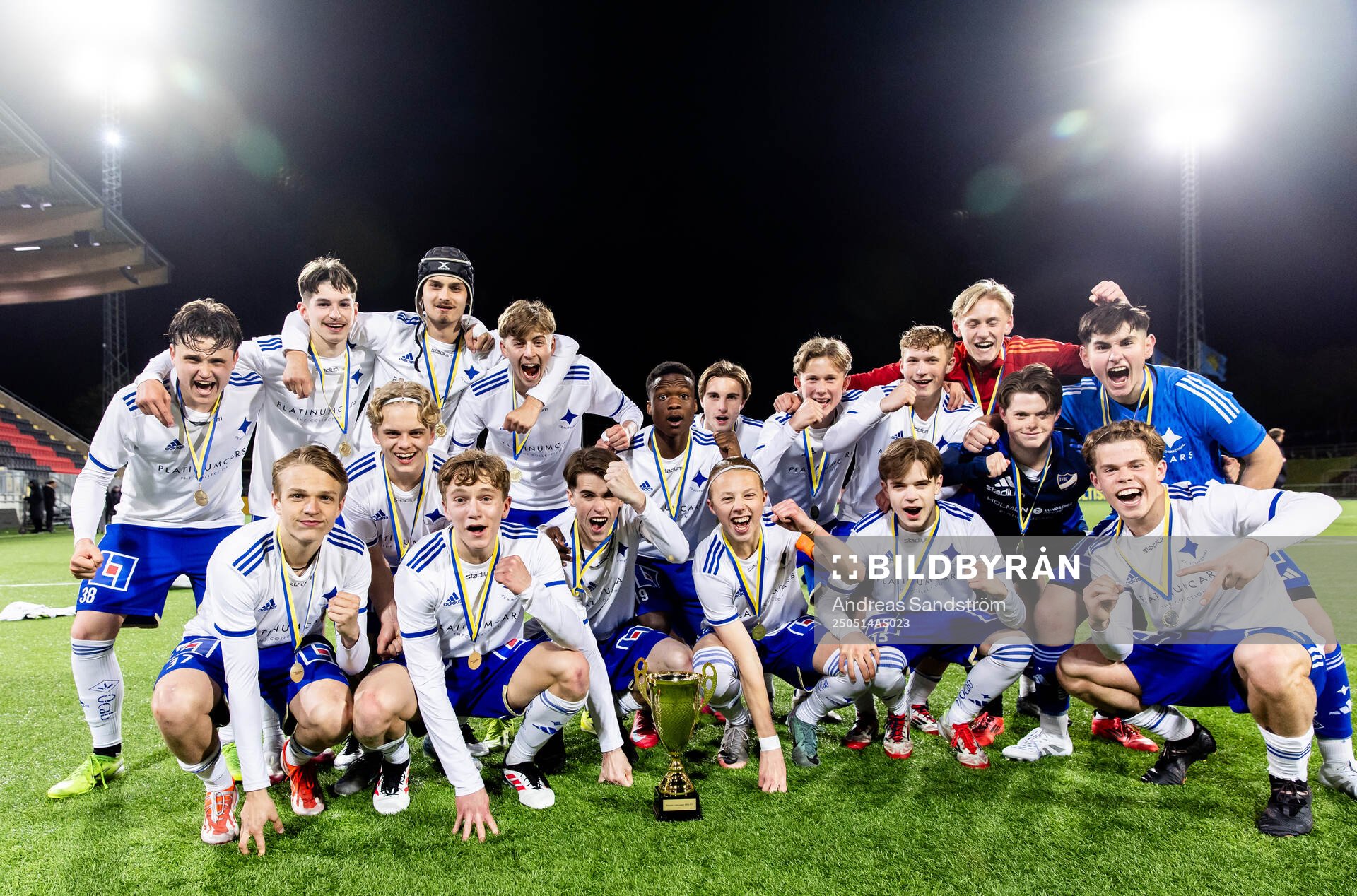 IFK Norrköpings spelare jublar efter finalen i ligacupen för P17 mellan Brommapojkarna och IFK Norrköping den 14 maj 2025 i Stockholm.