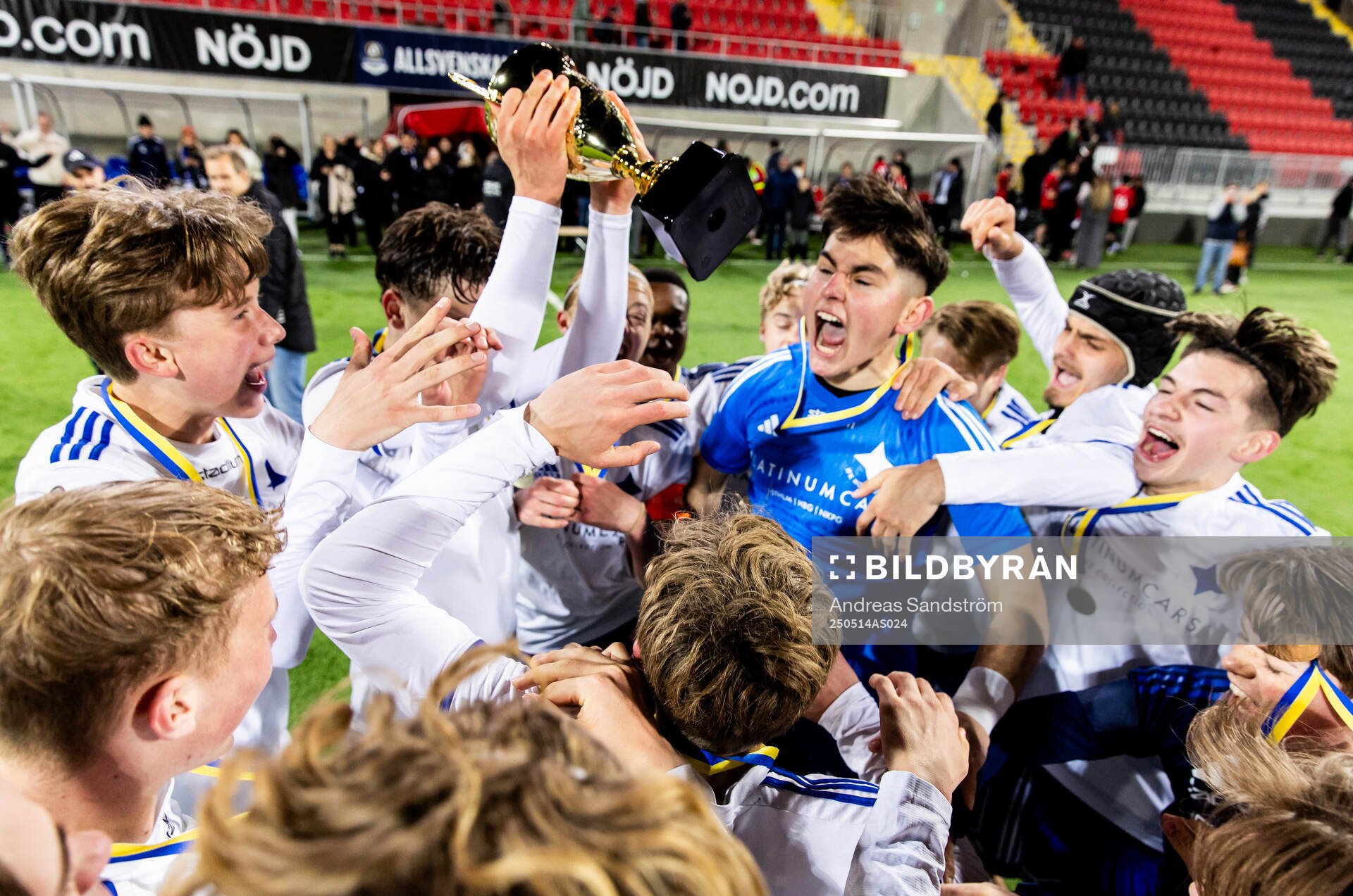 IFK Norrköpings spelare jublar efter finalen i ligacupen för P17 mellan Brommapojkarna och IFK Norrköping den 14 maj 2025 i Stockholm.