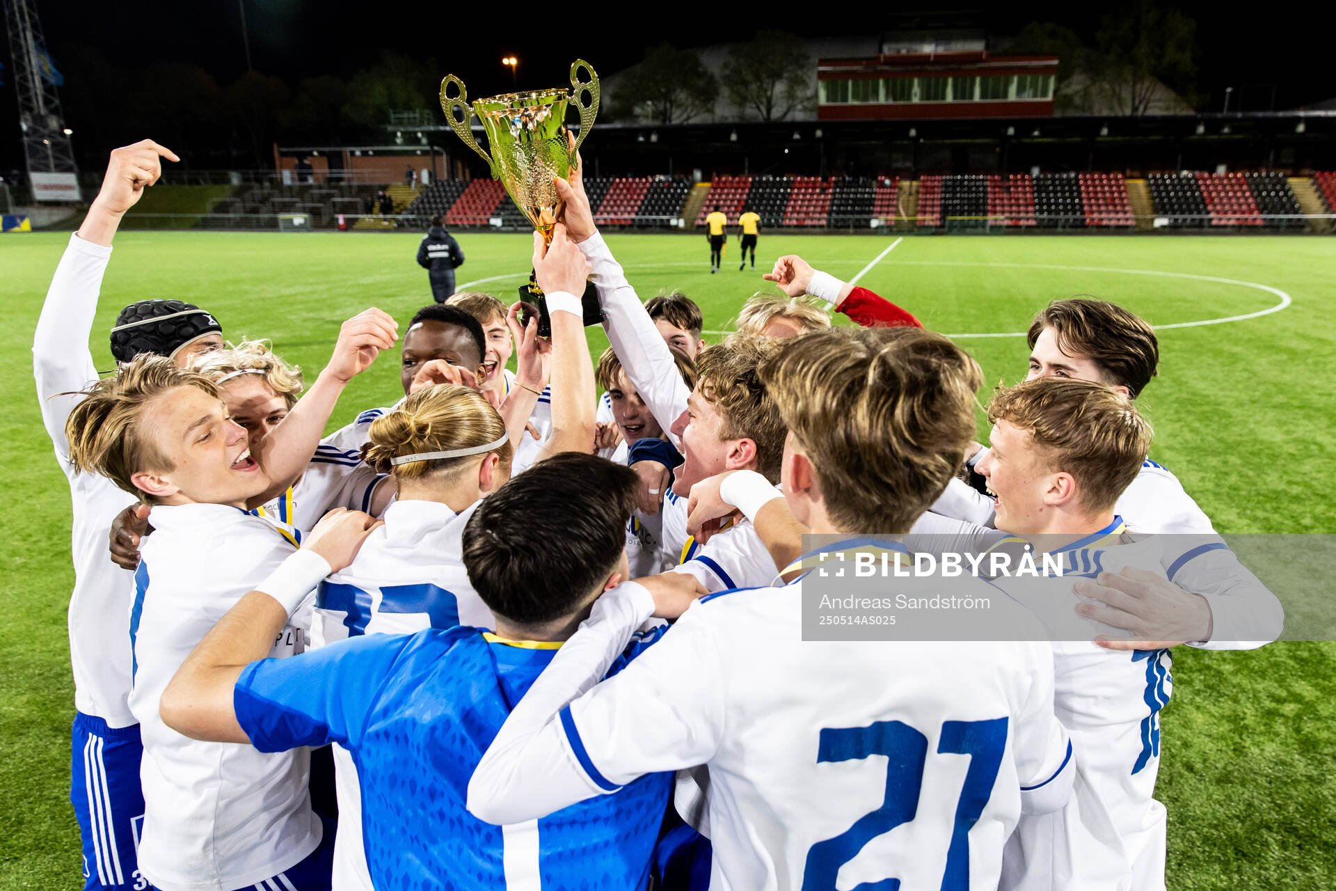 IFK Norrköpings spelare jublar med pokalen efter finalen i ligacupen för P17 mellan Brommapojkarna och IFK Norrköping den 14 maj 2025 i Stockholm.