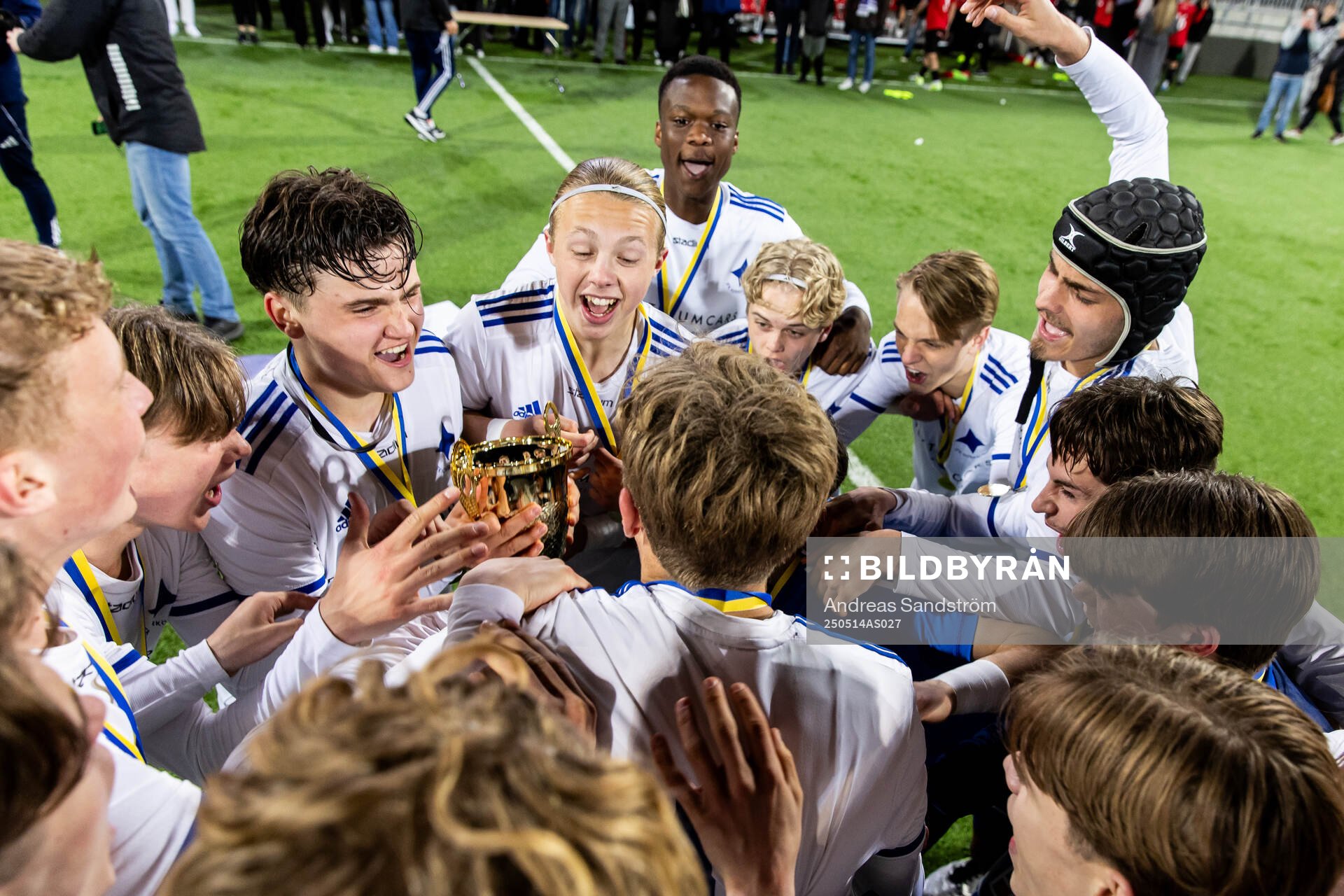 IFK Norrköpings spelare jublar med pokalen efter finalen i ligacupen för P17 mellan Brommapojkarna och IFK Norrköping den 14 maj 2025 i Stockholm.