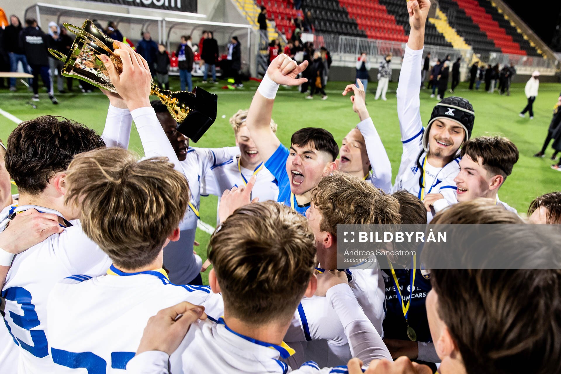IFK Norrköpings spelare jublar med pokalen efter finalen i ligacupen för P17 mellan Brommapojkarna och IFK Norrköping den 14 maj 2025 i Stockholm.