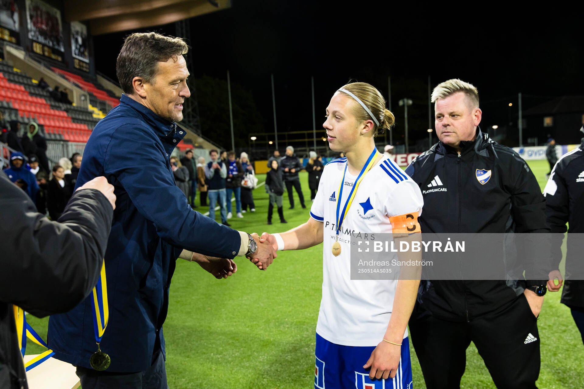 IFK Norrköpings Elton Wahlberg tar emot en guldmedalj av