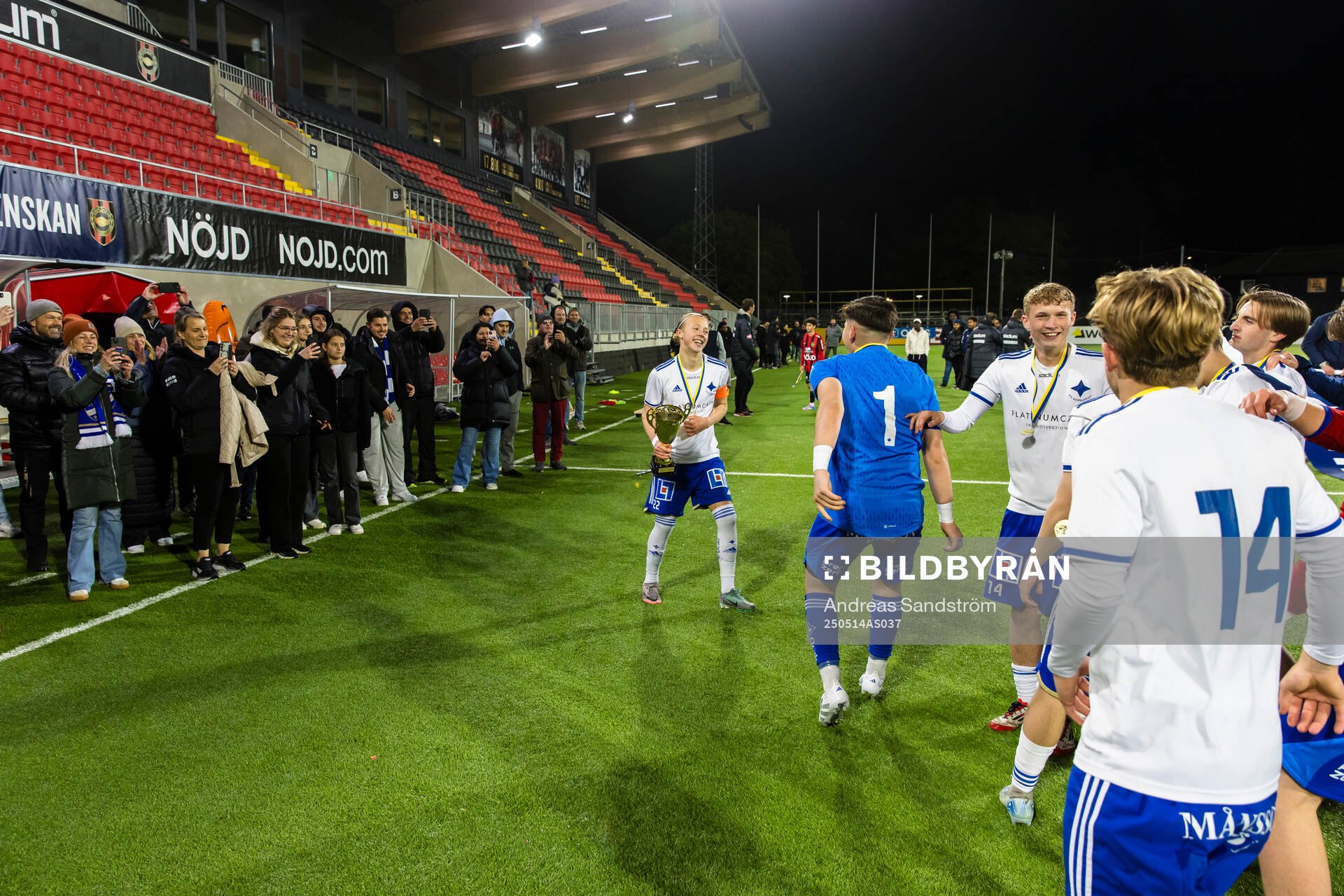 IFK Norrköpings spelare jublar med spelare och familj efter finalen i ligacupen för P17 mellan Brommapojkarna och IFK Norrköping den 14 maj 2025 i Stockholm.