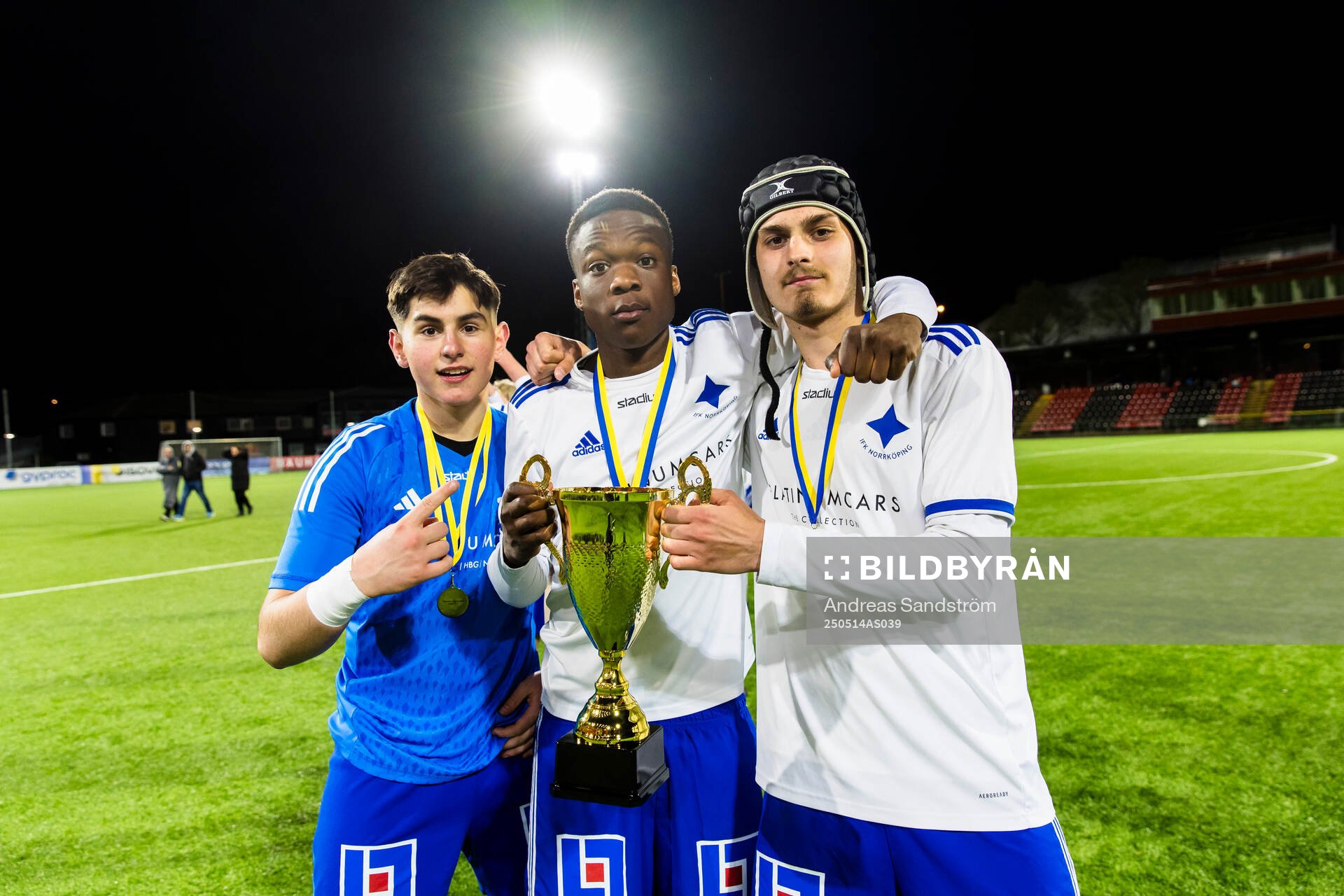 IFK Norrköpings målvakt Samir Muhovic, Emmanuel Alase och Tarik Jusic poserar med vinnarpokalen efter finalen i ligacupen för P17 mellan Brommapojkarna och IFK Norrköping den 14 maj 2025 i Stockholm.