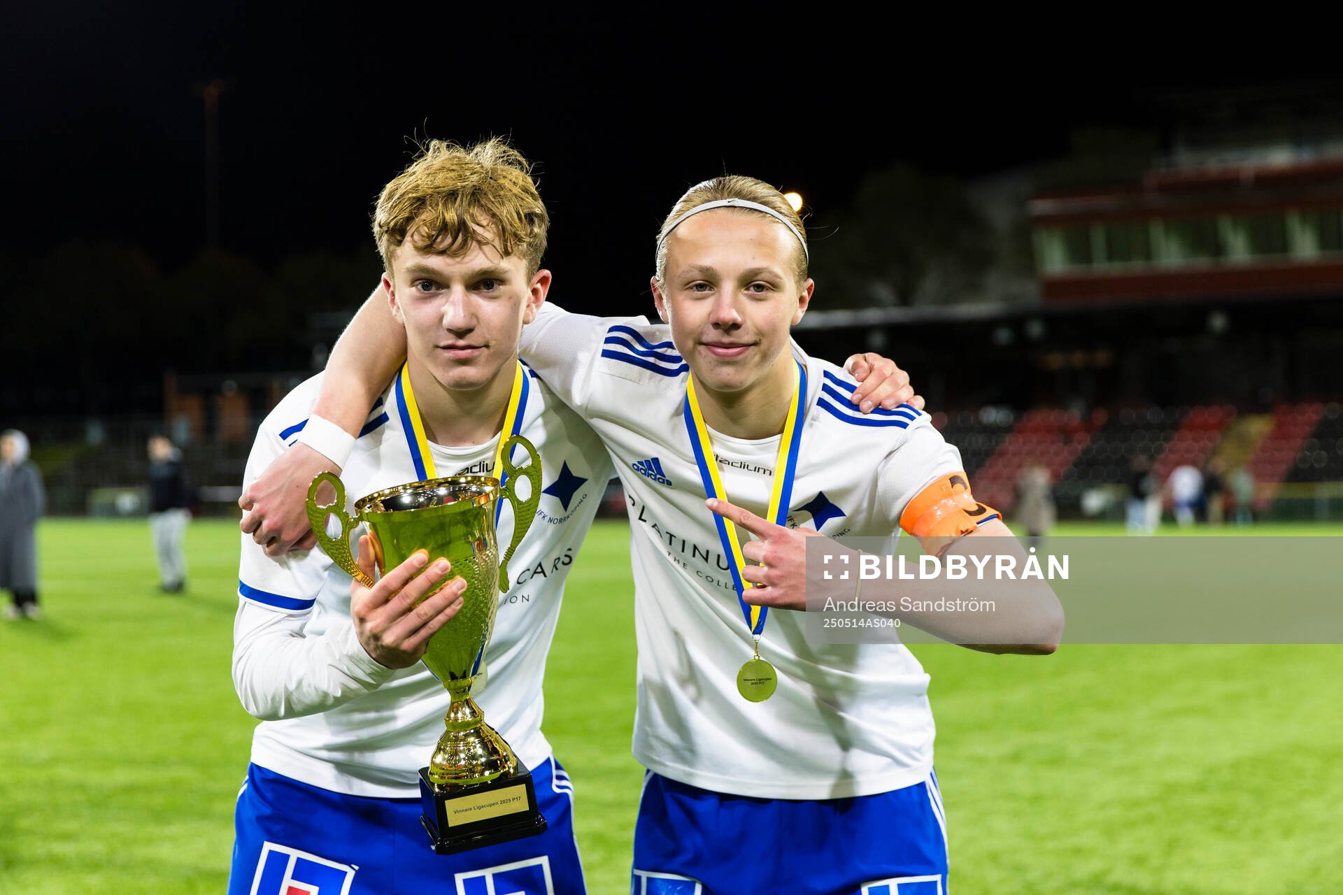 IFK Norrköpings Viggo Fälth och Elton Wahlberg med pokalen efter finalen i ligacupen för P17 mellan Brommapojkarna och IFK Norrköping den 14 maj 2025 i Stockholm.