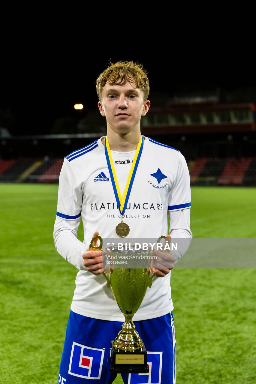 IFK Norrköpings Viggo Fälth poserar med pokalen efter finalen i ligacupen för P17 mellan Brommapojkarna och IFK Norrköping den 14 maj 2025 i Stockholm.