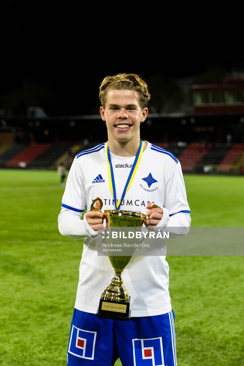 IFK Norrköpings Arvid Lundmark poserar med pokalen efter finalen i ligacupen för P17 mellan Brommapojkarna och IFK Norrköping den 14 maj 2025 i Stockholm.