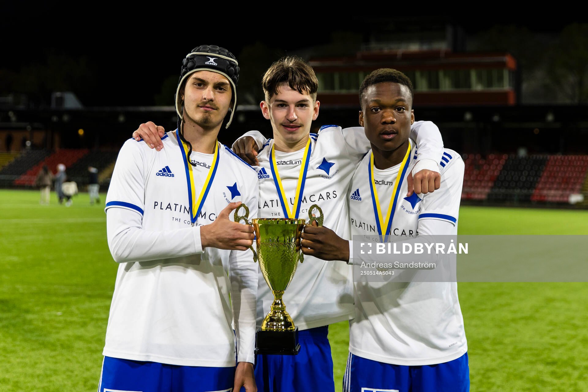 IFK Norrköpings Tarik Jusic, Kenan Skepi och Emmanuel Alase poserar med pokalen efter finalen i ligacupen för P17 mellan Brommapojkarna och IFK Norrköping den 14 maj 2025 i Stockholm.