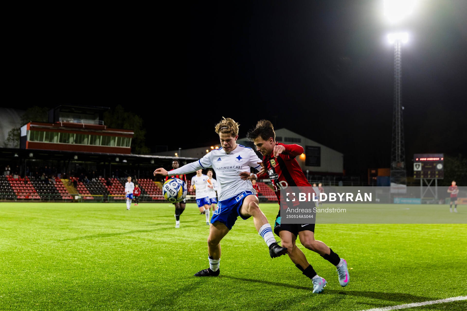 IFK Norrköpings Arvid Lundmark i kamp om bollen med Brommapojkarnas Carl Aurell under finalen i ligacupen för P17 mellan Brommapojkarna och IFK Norrköping den 14 maj 2025 i Stockholm.