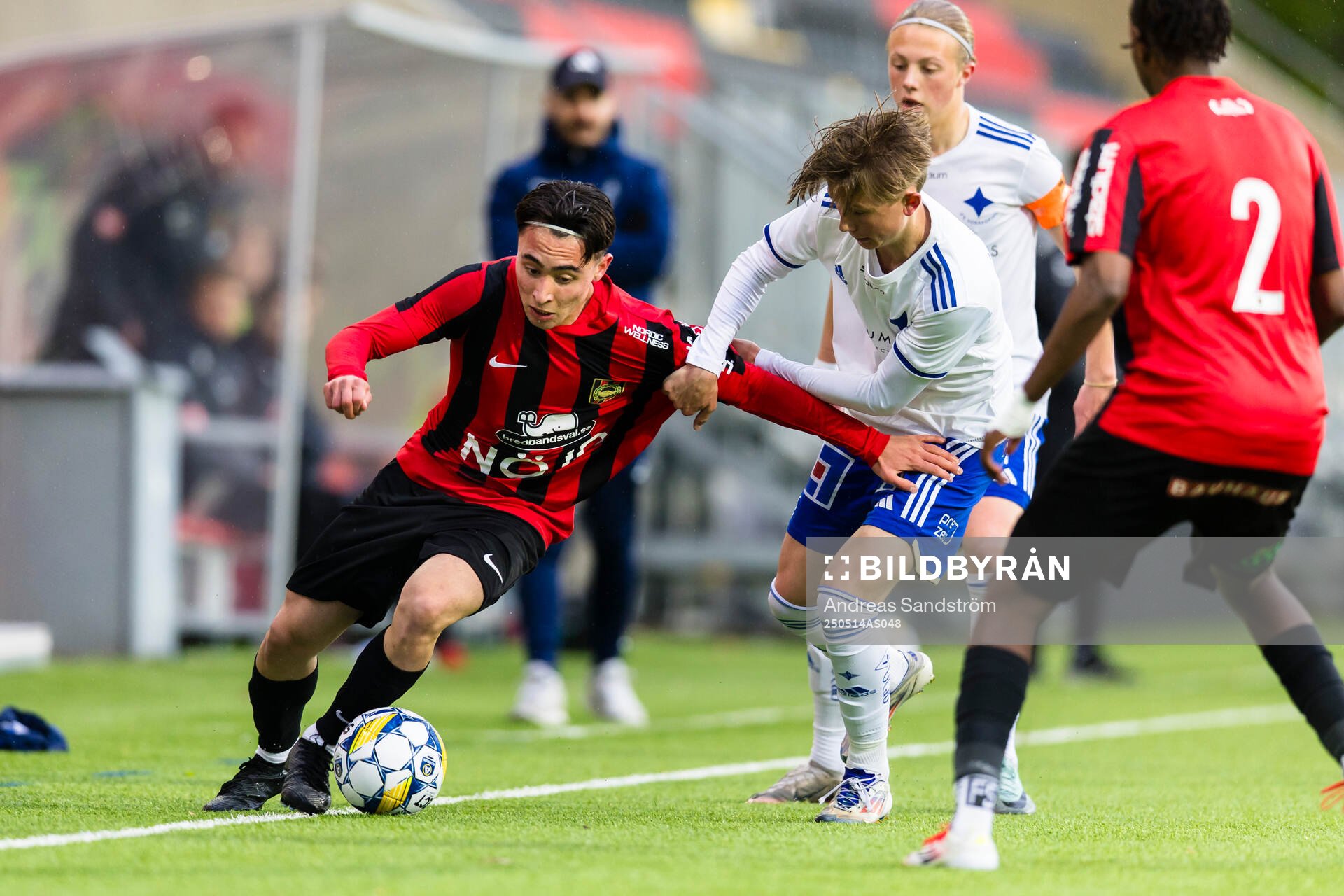 Brommapojkarnas Kayra Ucer i kamp om bollen med IFK