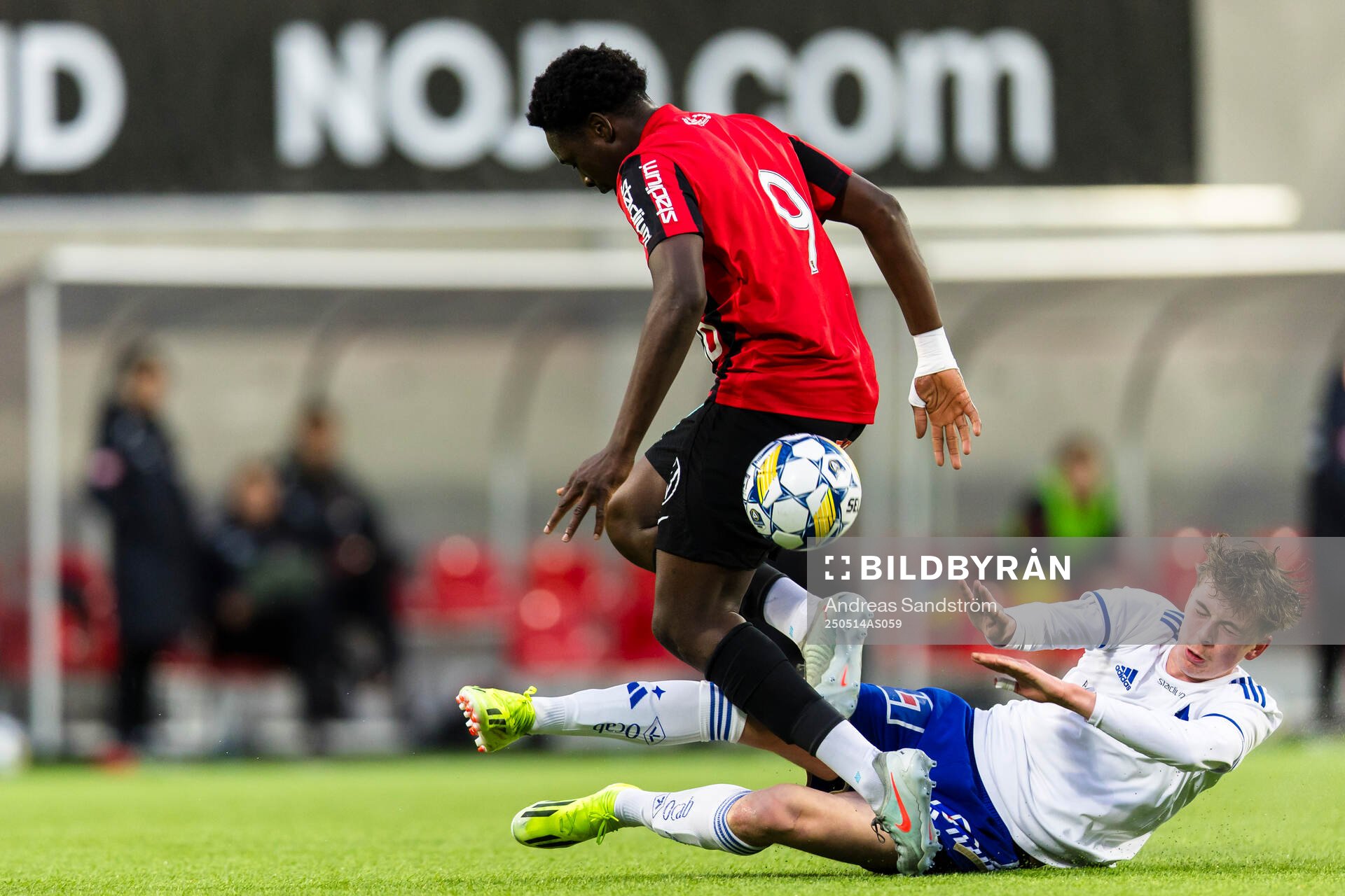 Brommapojkarnas Nazif Inoussa i kamp med IFK Norrköpings Melwin Cupan under finalen i ligacupen för P17 mellan Brommapojkarna och IFK Norrköping den 14 maj 2025 i Stockholm.