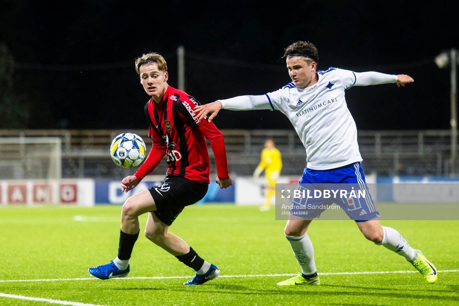 Brommapojkarnas Charlie Eriksson Edvinsson i kamp med IFK Norrköpings William Bergman under finalen i ligacupen för P17 mellan Brommapojkarna och IFK Norrköping den 14 maj 2025 i Stockholm.