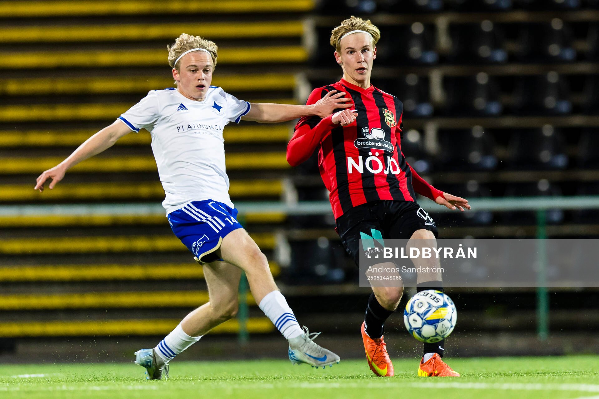 IFK Norrköpings Alfred Johansson i kamp med Brommapojkarnas Rasmus Bergvall under finalen i ligacupen för P17 mellan Brommapojkarna och IFK Norrköping den 14 maj 2025 i Stockholm.