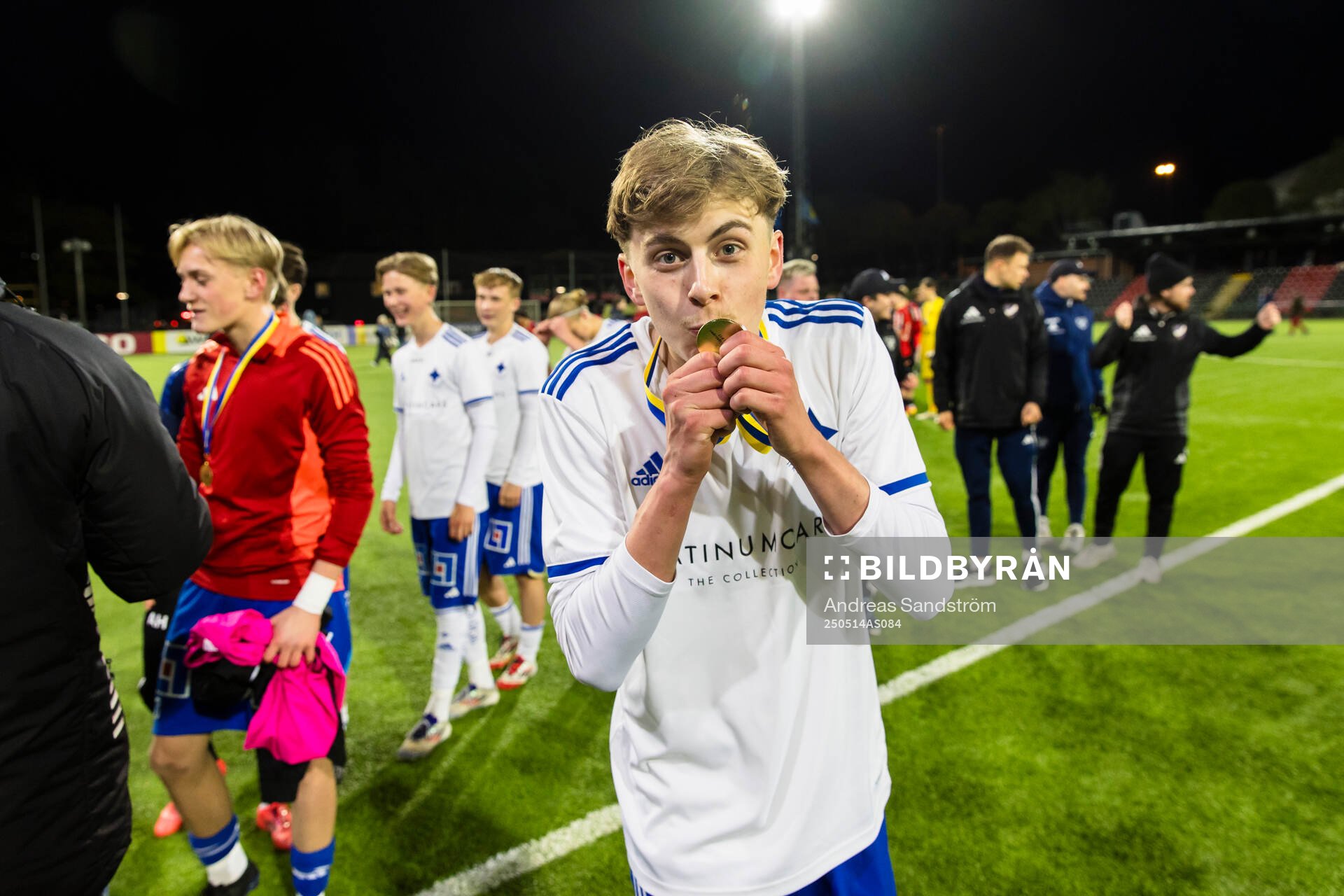 IFK Norrköpings Melwin Cupan kysser guldmedaljen efter finalen i ligacupen för P17 mellan Brommapojkarna och IFK Norrköping den 14 maj 2025 i Stockholm.
