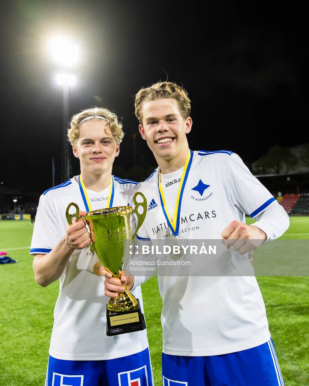 IFK Norrköpings Alfred Johansson och Arvid Lundmark med pokalen efter finalen i ligacupen för P17 mellan Brommapojkarna och IFK Norrköping den 14 maj 2025 i Stockholm.
