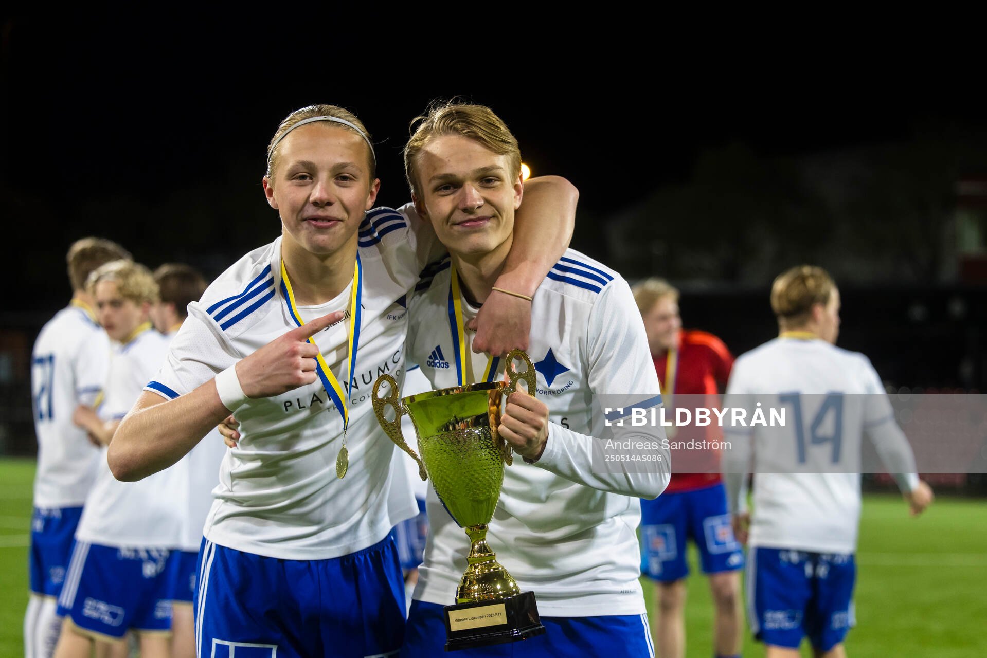 IFK Norrköpings Elton Wahlberg och Filip Werner med pokalen
