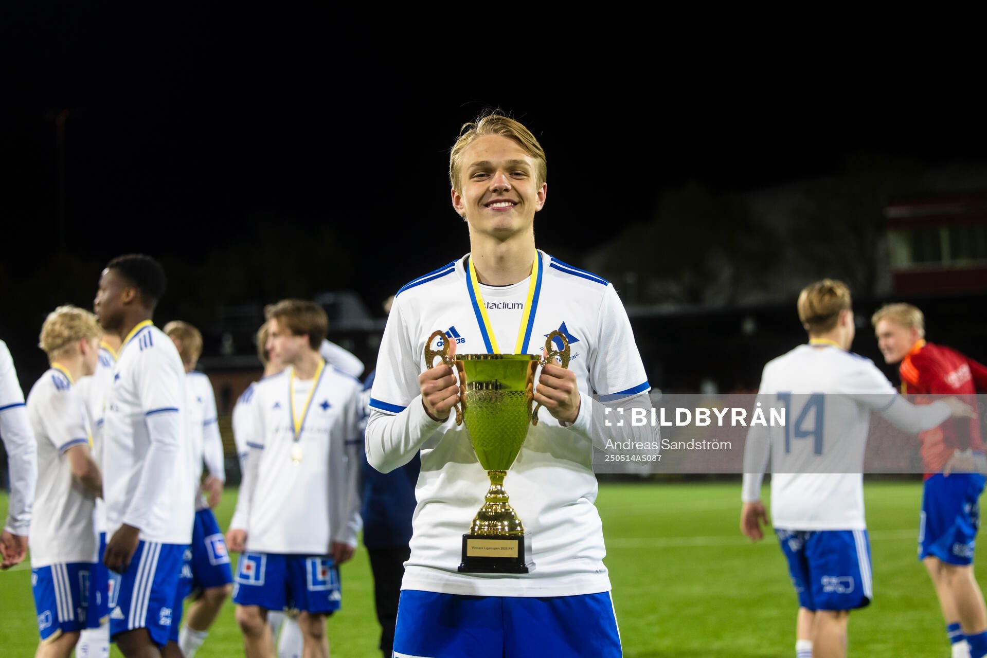 IFK Norrköpings Filip Werner med pokalen