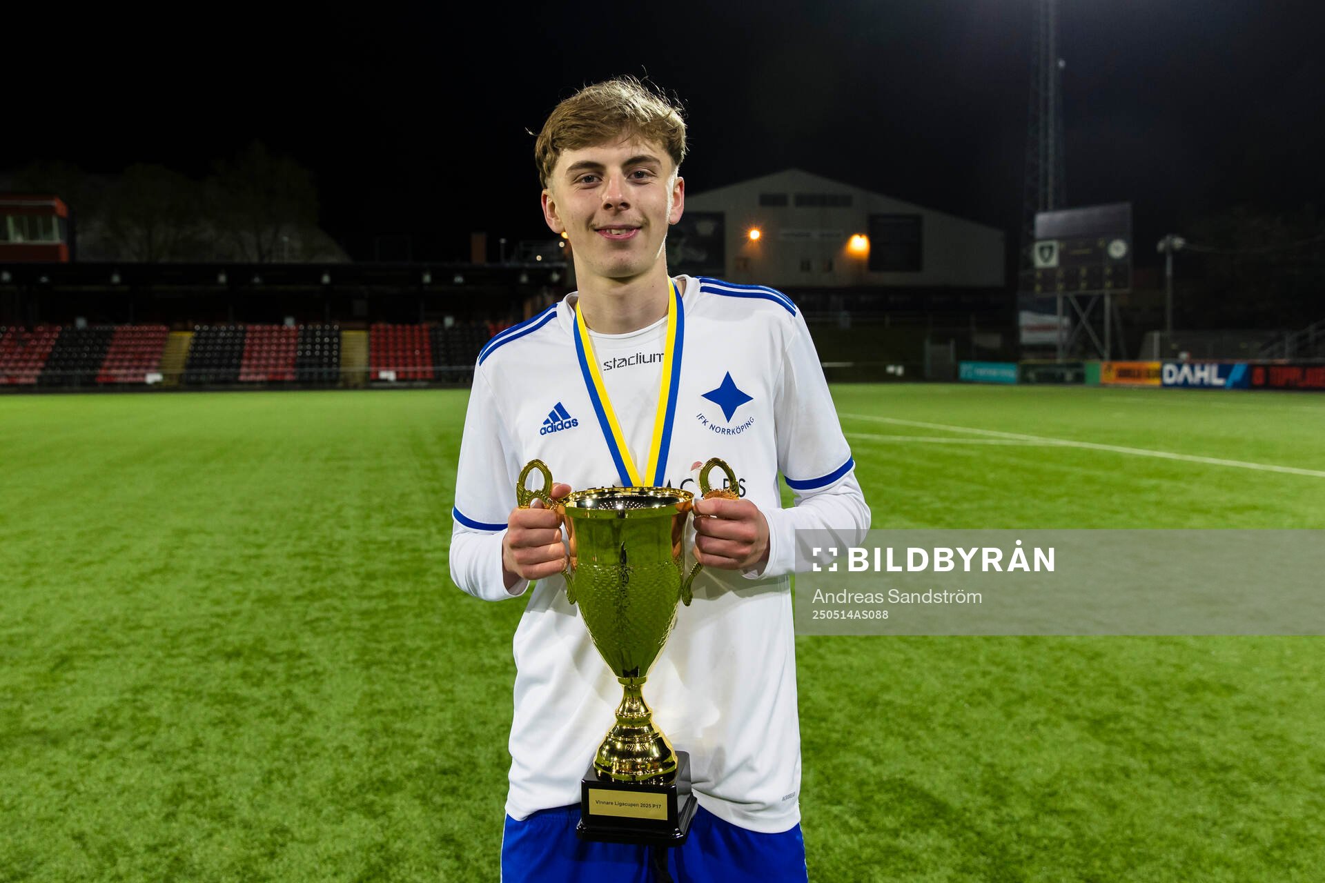 IFK Norrköpings Melwin Cupan med pokalen efter finalen i ligacupen för P17 mellan Brommapojkarna och IFK Norrköping den 14 maj 2025 i Stockholm.