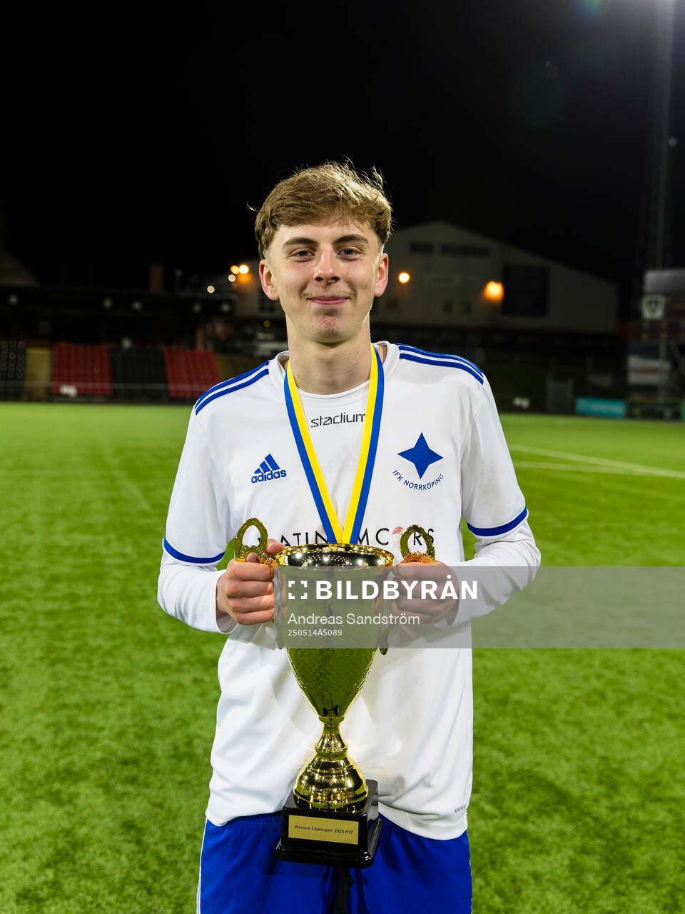 IFK Norrköpings Melwin Cupan med pokalen efter finalen i ligacupen för P17 mellan Brommapojkarna och IFK Norrköping den 14 maj 2025 i Stockholm.
