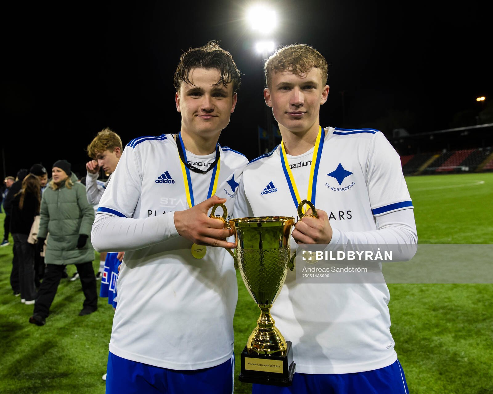 IFK Norrköpings William Bergman och Noel Tegelström med pokalen efter finalen i ligacupen för P17 mellan Brommapojkarna och IFK Norrköping den 14 maj 2025 i Stockholm.