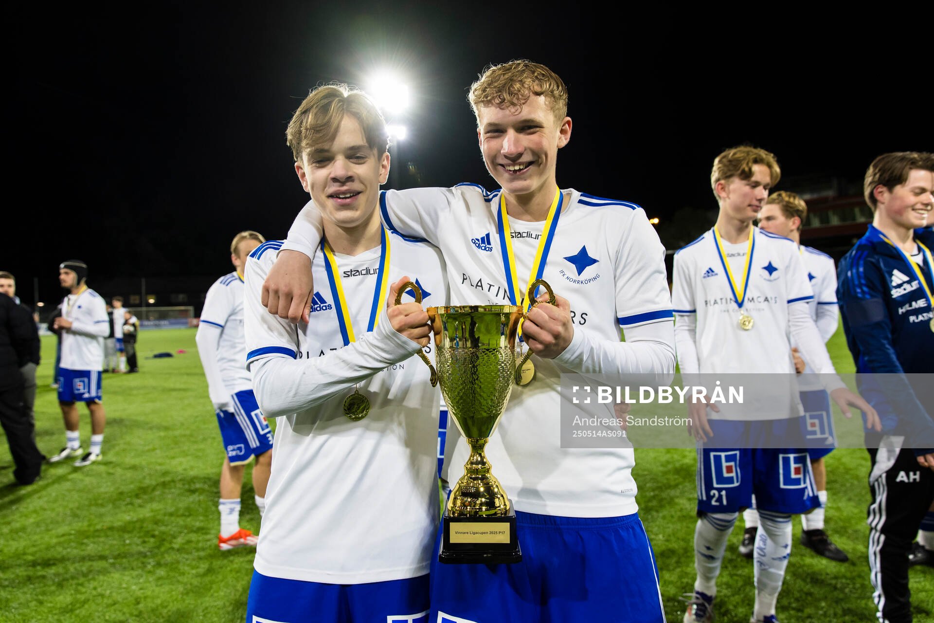 IFK Norrköpings spelare med pokalen efter finalen i ligacupen för P17 mellan Brommapojkarna och IFK Norrköping den 14 maj 2025 i Stockholm.