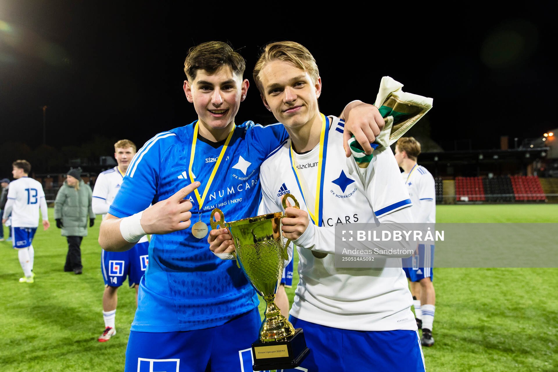 IFK Norrköpings målvakt Samir Muhovic och Filip Werner med pokalen efter finalen i ligacupen för P17 mellan Brommapojkarna och IFK Norrköping den 14 maj 2025 i Stockholm.
