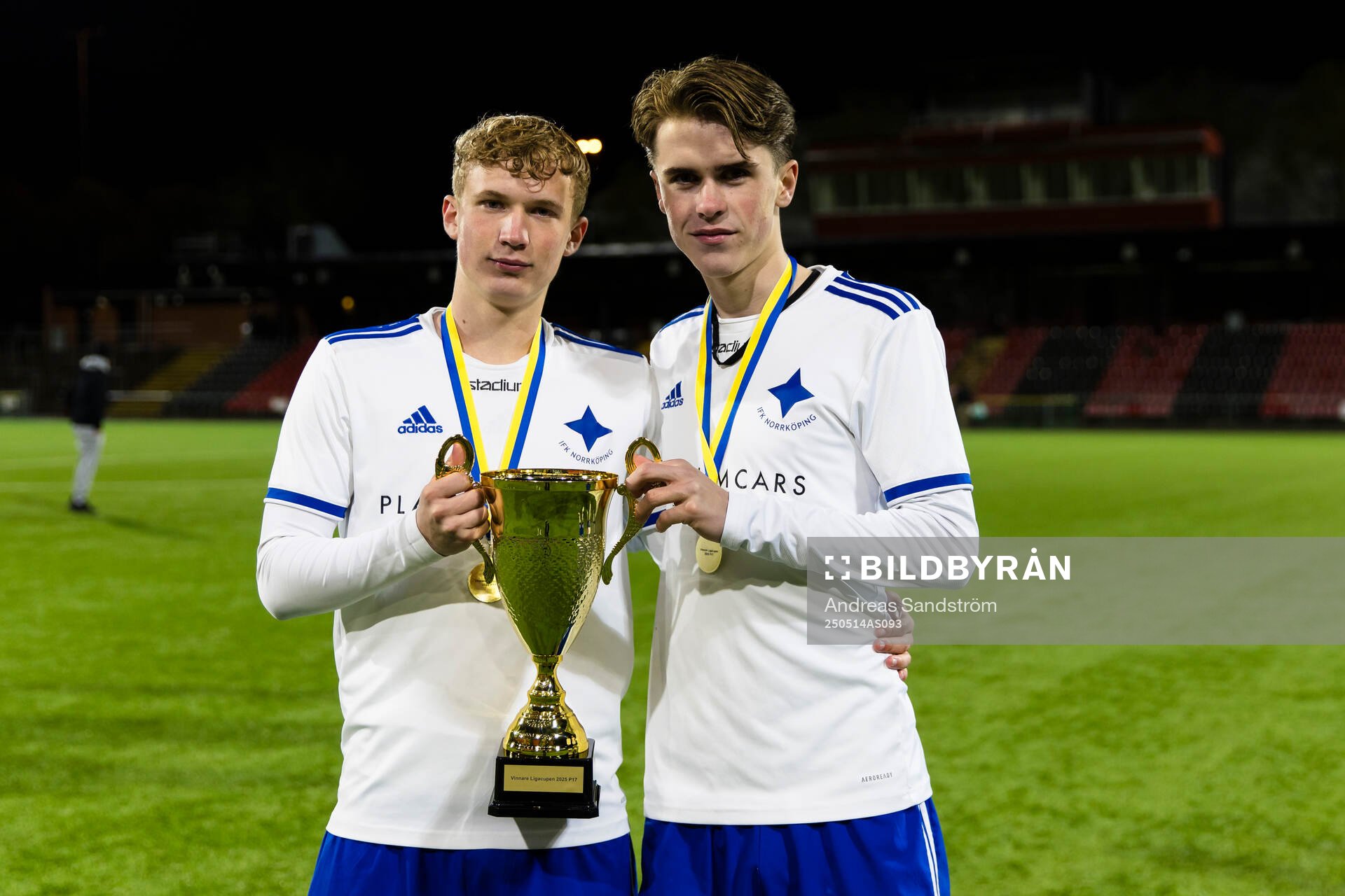 IFK Norrköpings Noel Tegelström och Linus Wallberg med pokalen efter finalen i ligacupen för P17 mellan Brommapojkarna och IFK Norrköping den 14 maj 2025 i Stockholm.