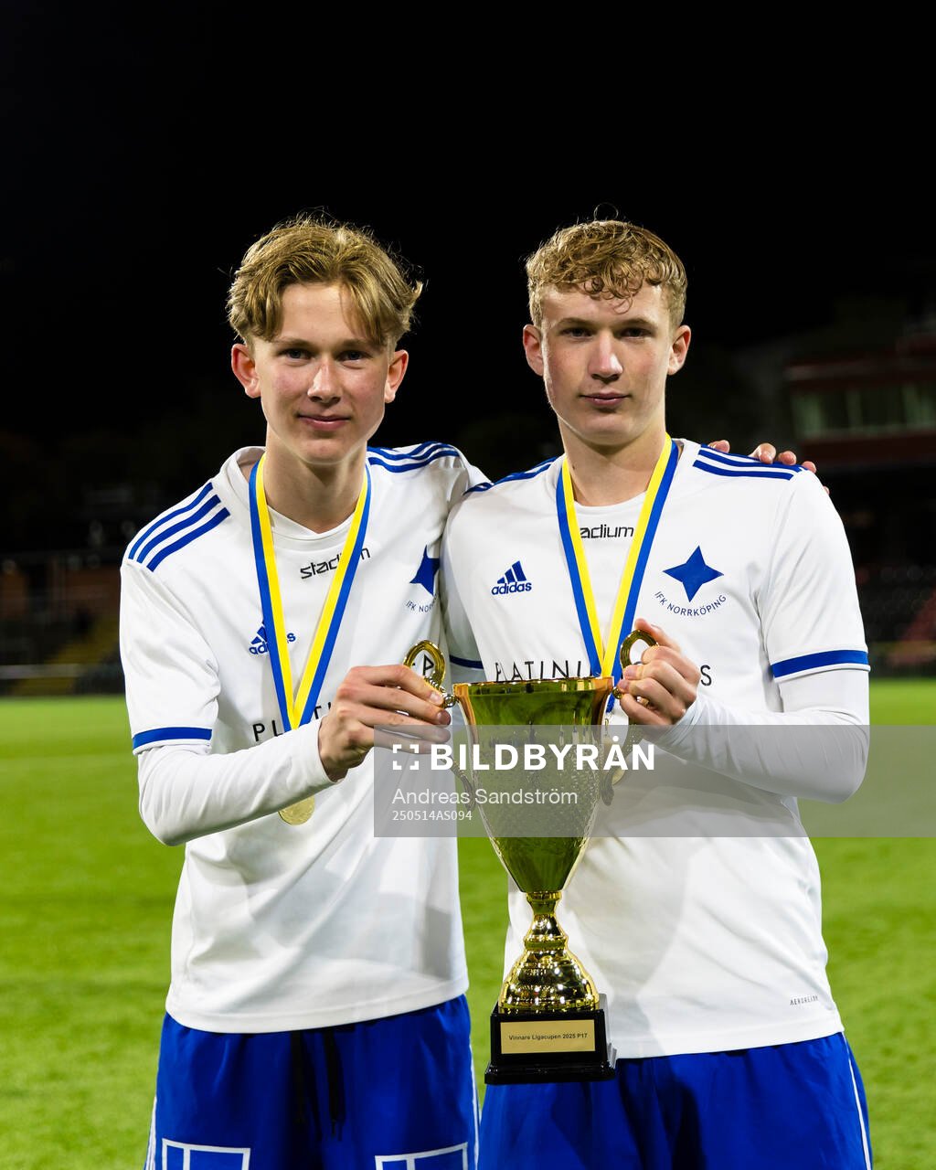 IFK Norrköpings Hugo Ringsten och Noel Tegelström med pokalen efter finalen i ligacupen för P17 mellan Brommapojkarna och IFK Norrköping den 14 maj 2025 i Stockholm.