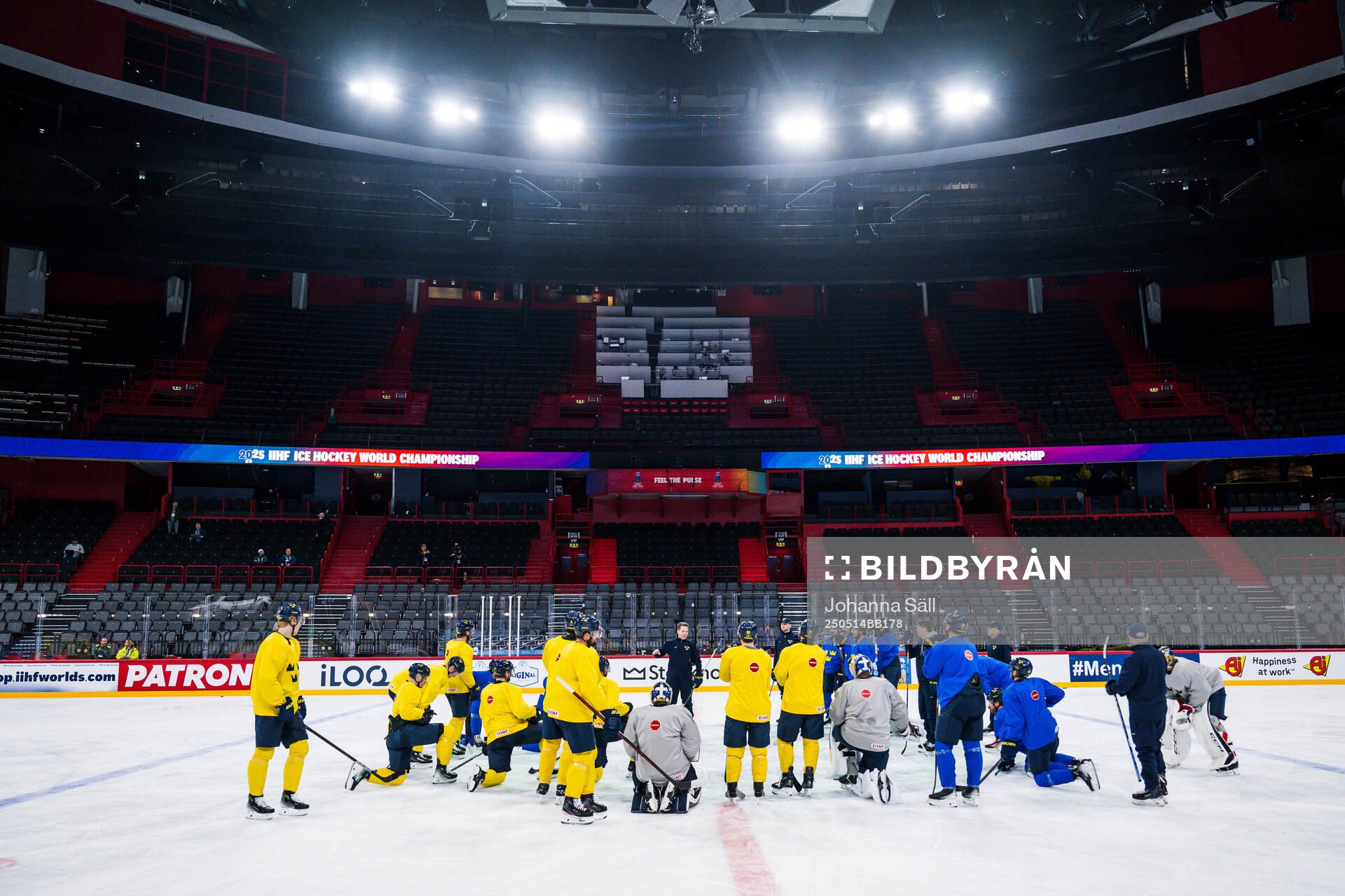 Head coach Sam Hallam and players of Sweden at a practice