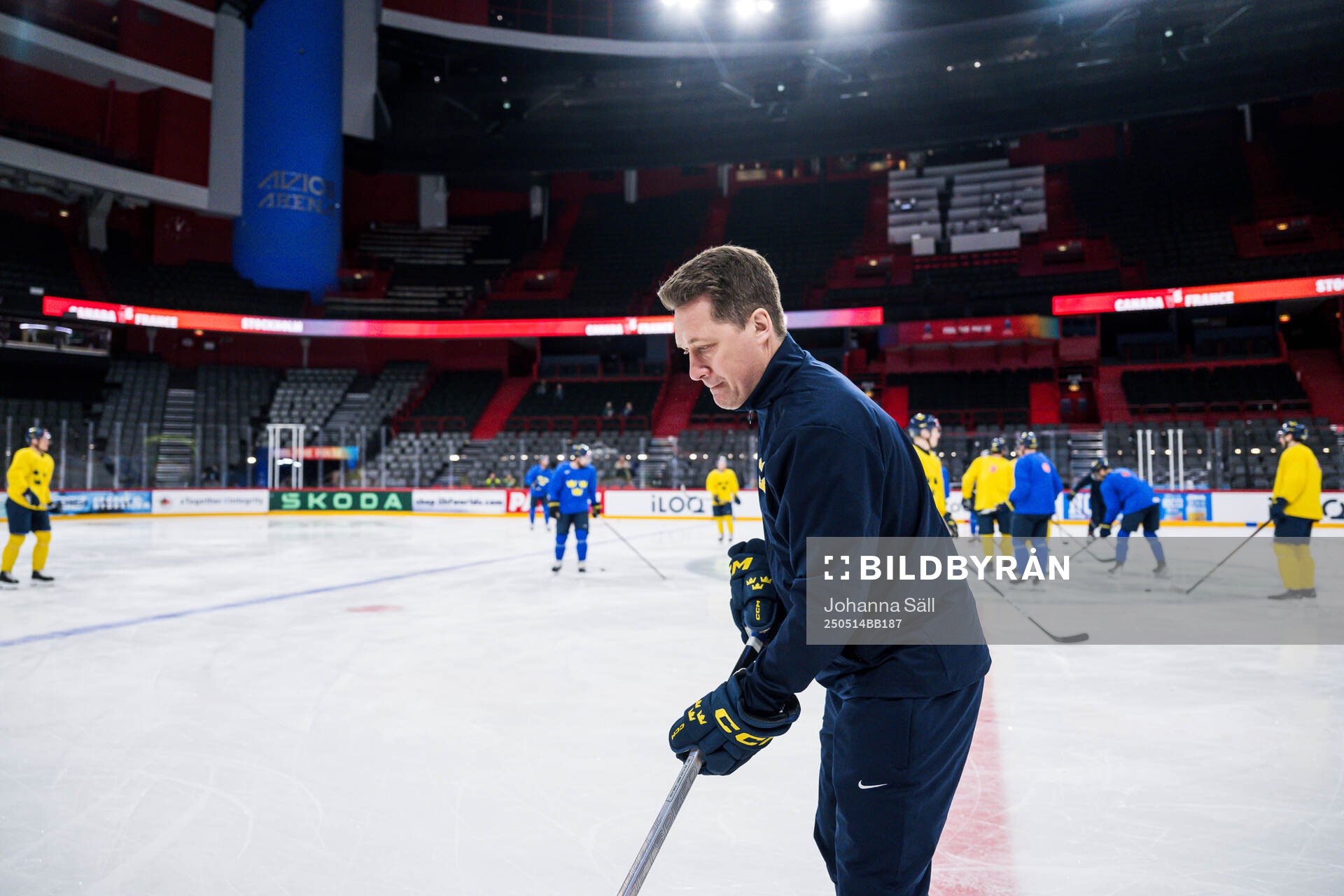 Head coach Sam Hallam of Sweden at a practice session