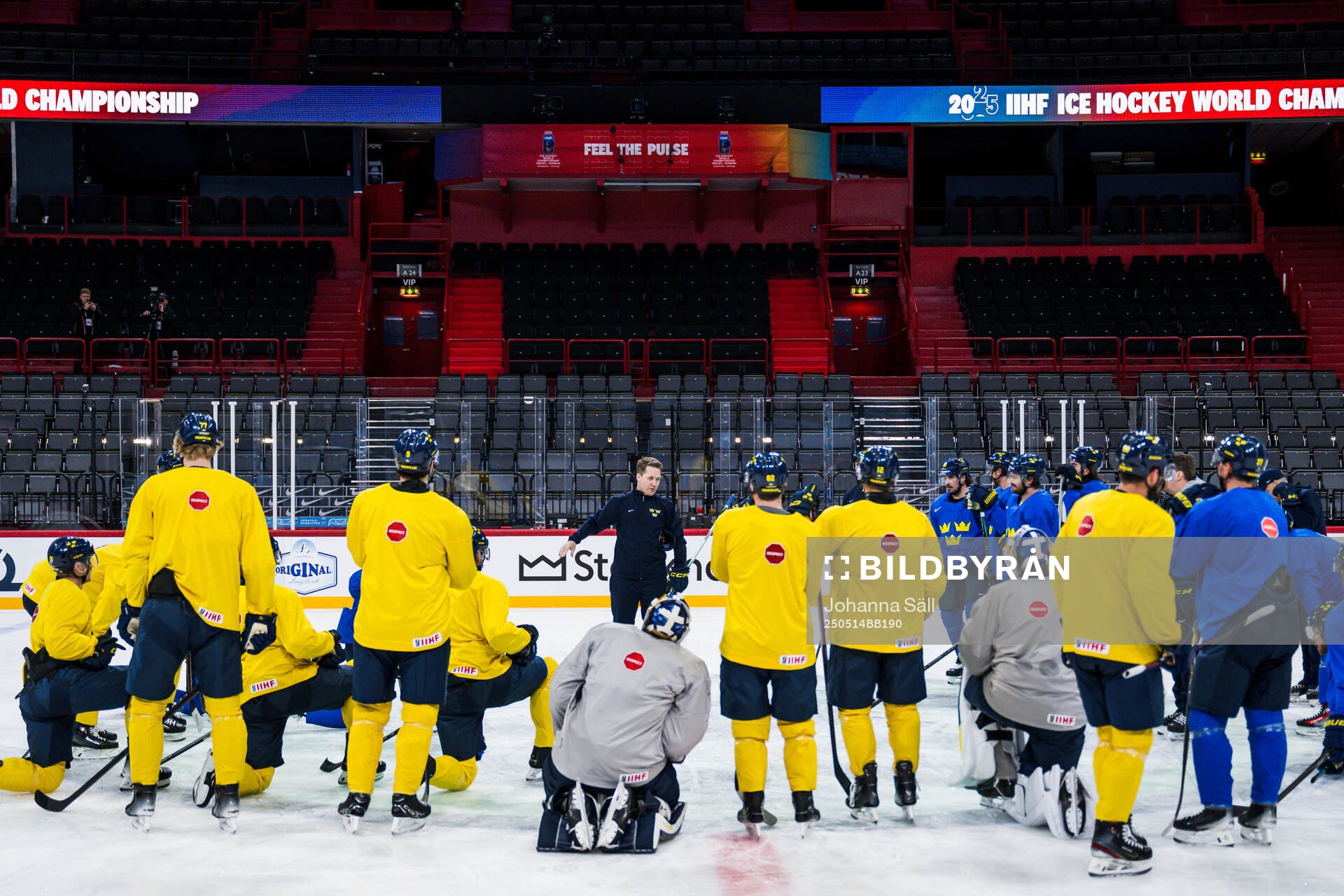 Head coach Sam Hallam and players of Sweden at a practice