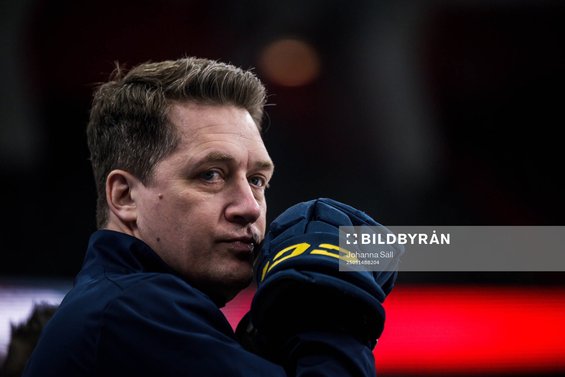 Head coach Sam Hallam of Sweden at a practice session