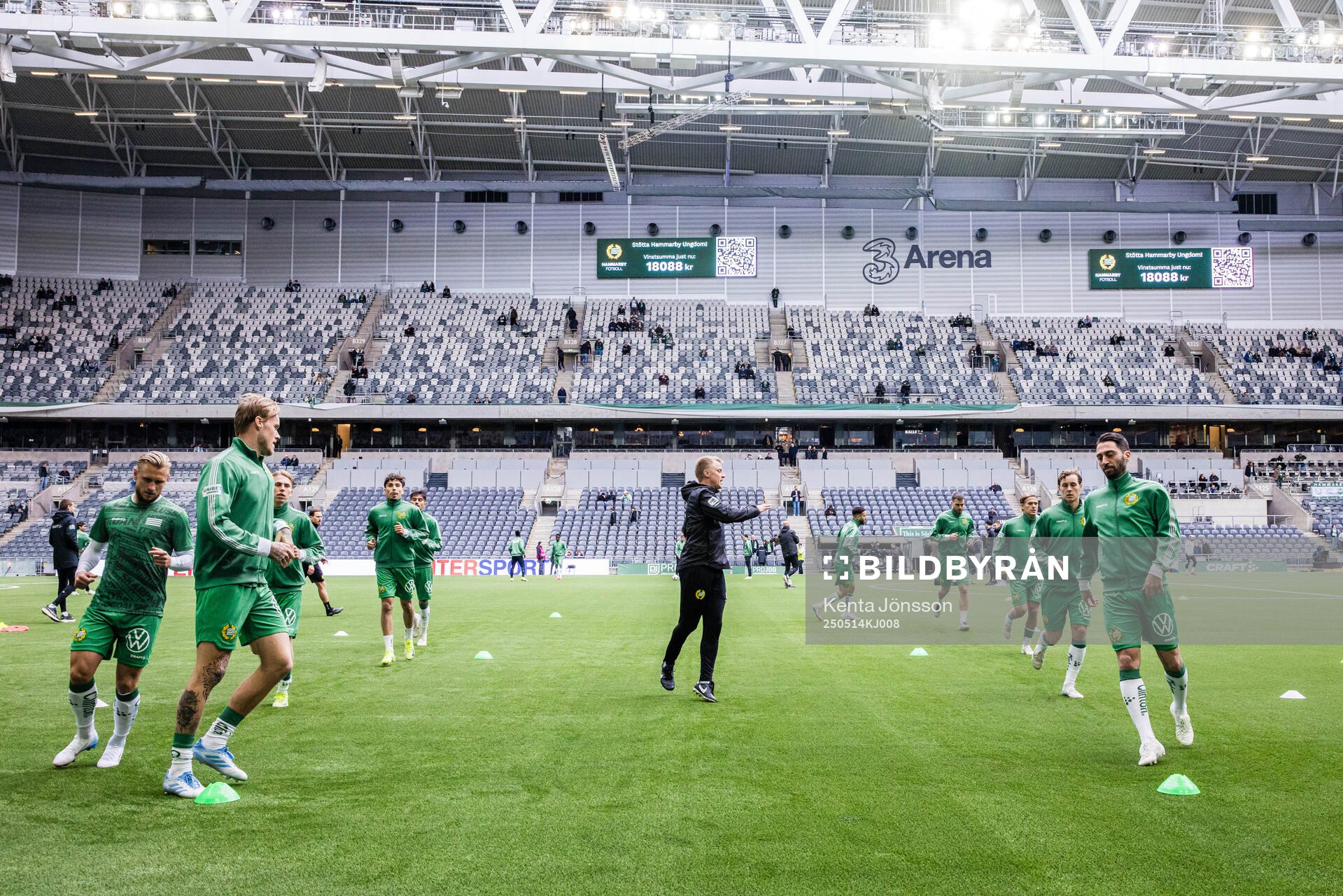Hammarbys spelare under uppvärmningen inför  fotbollsmatchen i Allsvenskan mellan Hammarby och Sirius den 14 maj 2025 i Stockholm. 