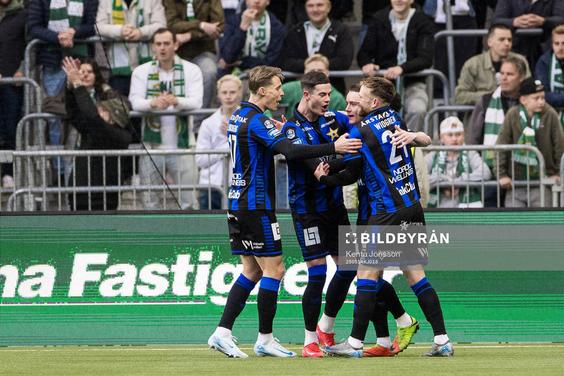 Sirius Noel Milleskog jublar med lagkamrater