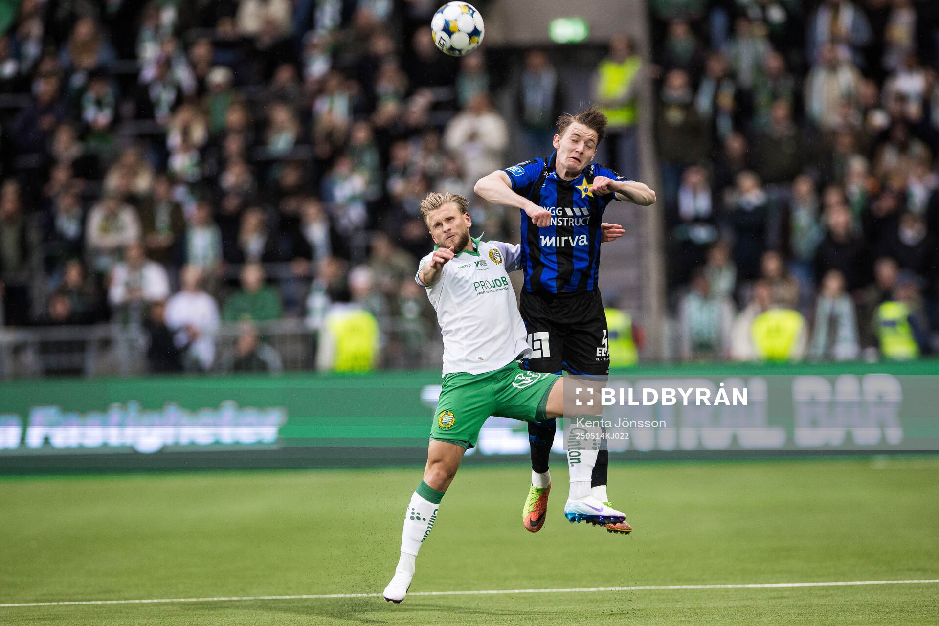 Hammarbys Simon Strand och Sirius Noel Milleskog under fotbollsmatchen i Allsvenskan mellan Hammarby och Sirius den 14 maj 2025 i Stockholm.