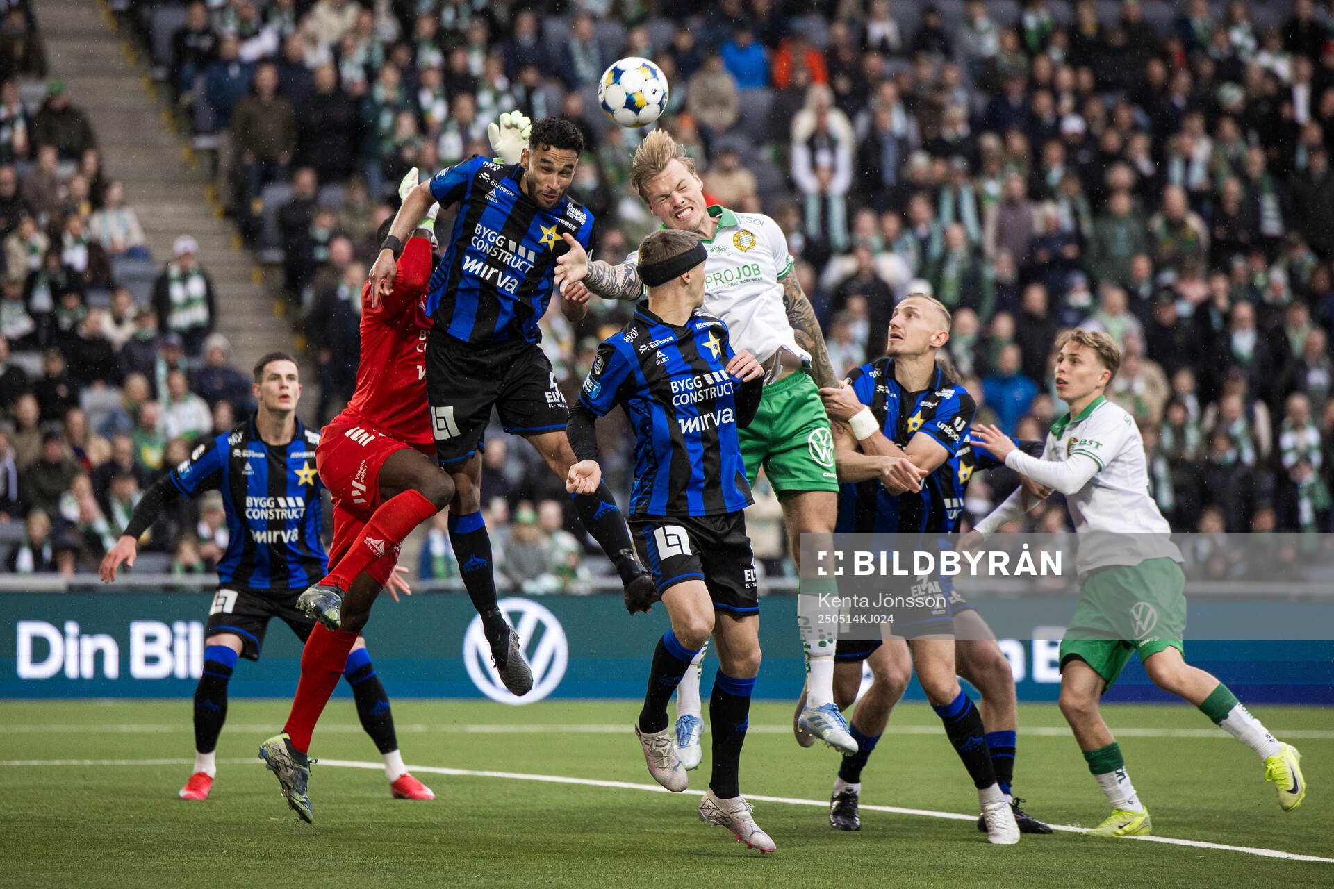 Sirius Joakim Persson och Hammarbys Victor Eriksson under fotbollsmatchen i Allsvenskan mellan Hammarby och Sirius den 14 maj 2025 i Stockholm.