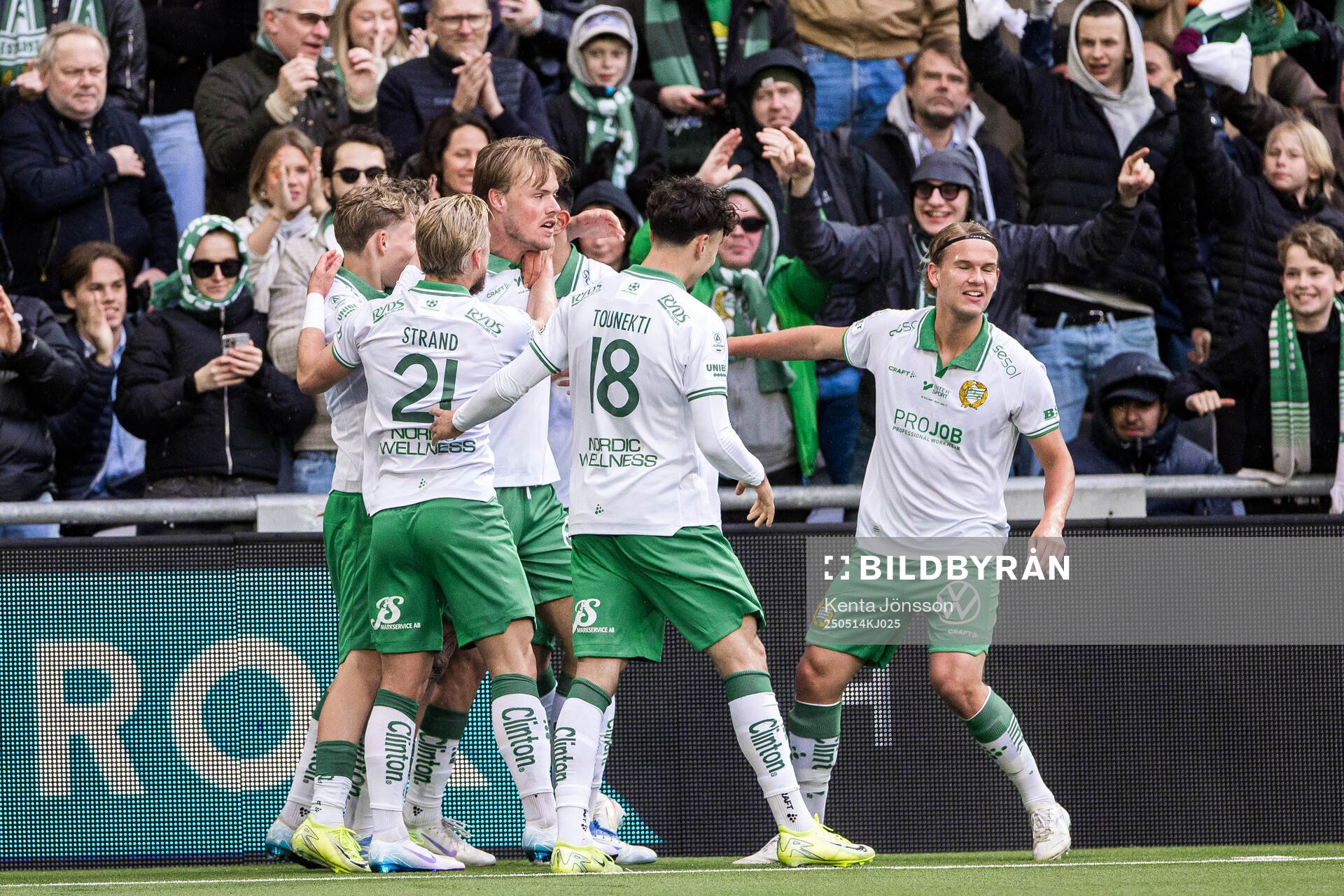 Hammarbys Victor Eriksson jublar med lagkamrater efter sitt 1-1 mål under fotbollsmatchen i Allsvenskan mellan Hammarby och Sirius den 14 maj 2025 i Stockholm.