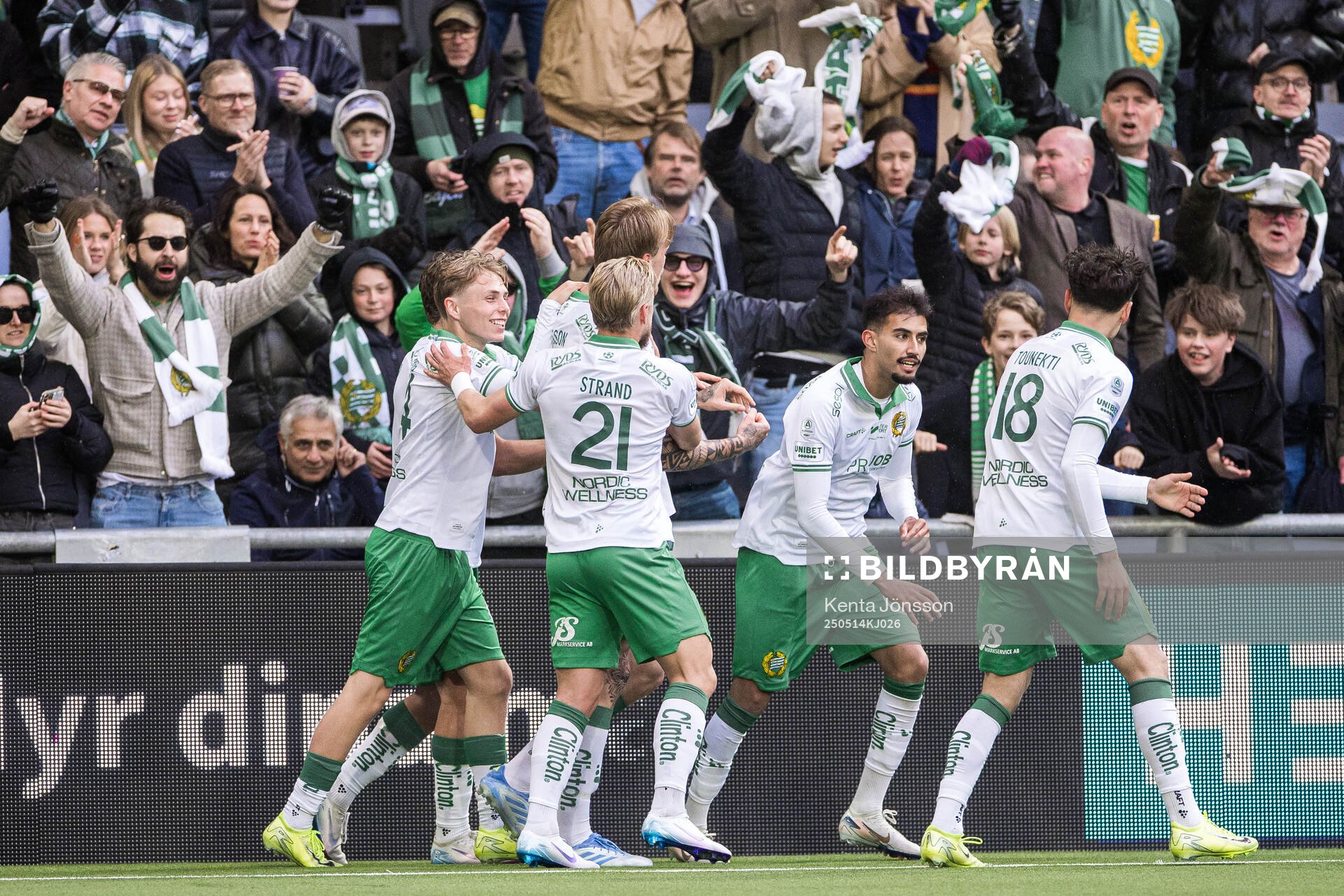 Hammarbys Victor Eriksson jublar med lagkamrater efter sitt 1-1 mål under fotbollsmatchen i Allsvenskan mellan Hammarby och Sirius den 14 maj 2025 i Stockholm.