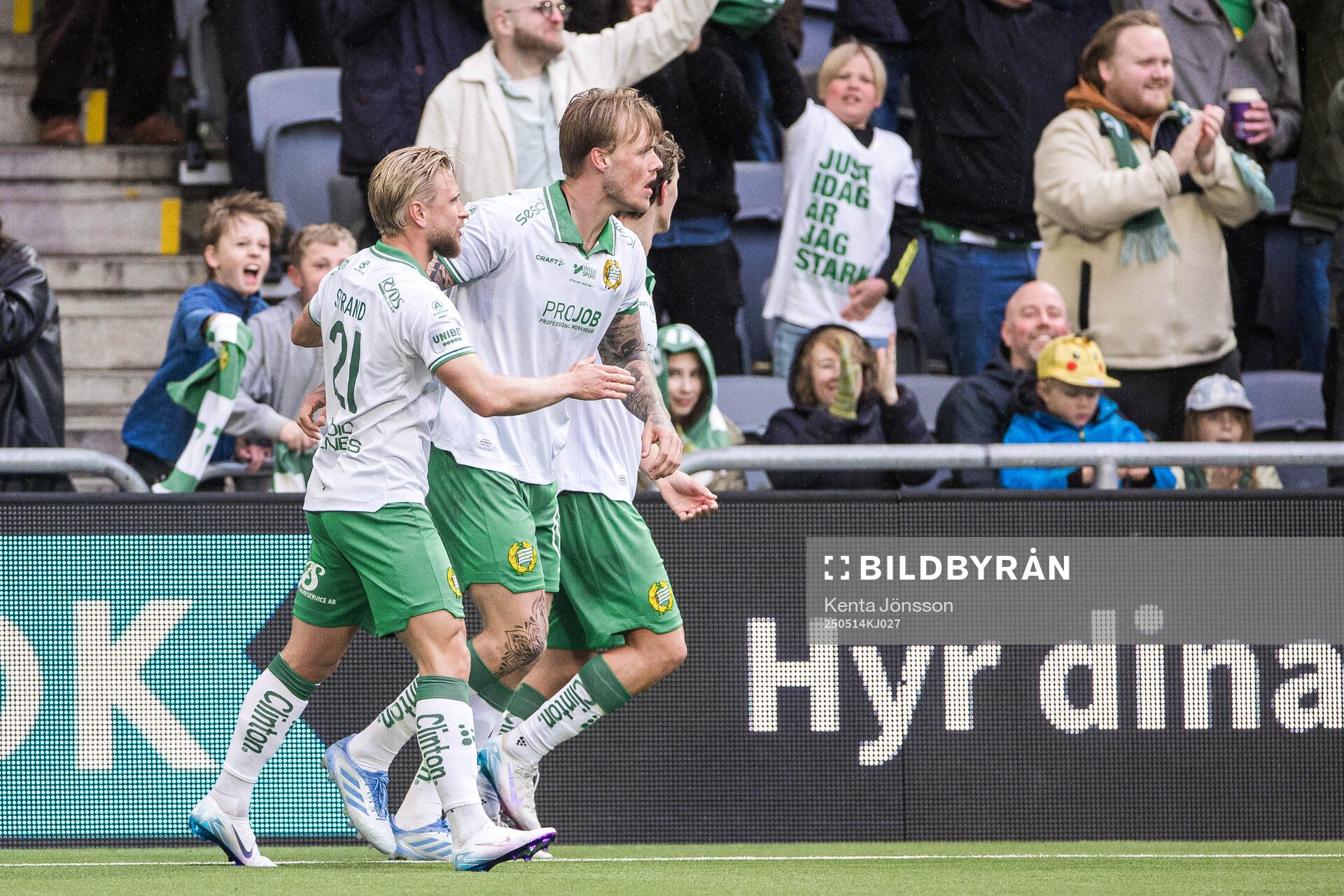 Hammarbys Victor Eriksson jublar med lagkamrater efter sitt 1-1 mål under fotbollsmatchen i Allsvenskan mellan Hammarby och Sirius den 14 maj 2025 i Stockholm.