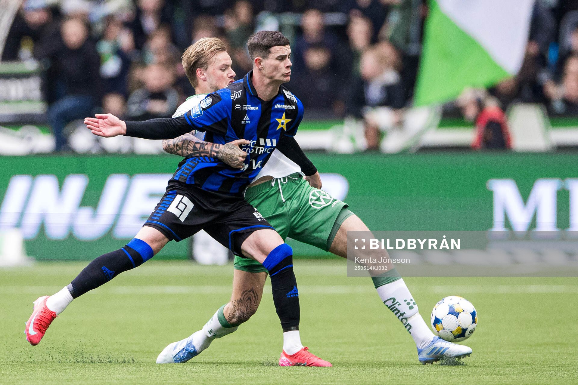 Sirius Robbie Ure och Hammarbys Victor Eriksson under fotbollsmatchen i Allsvenskan mellan Hammarby och Sirius den 14 maj 2025 i Stockholm. 