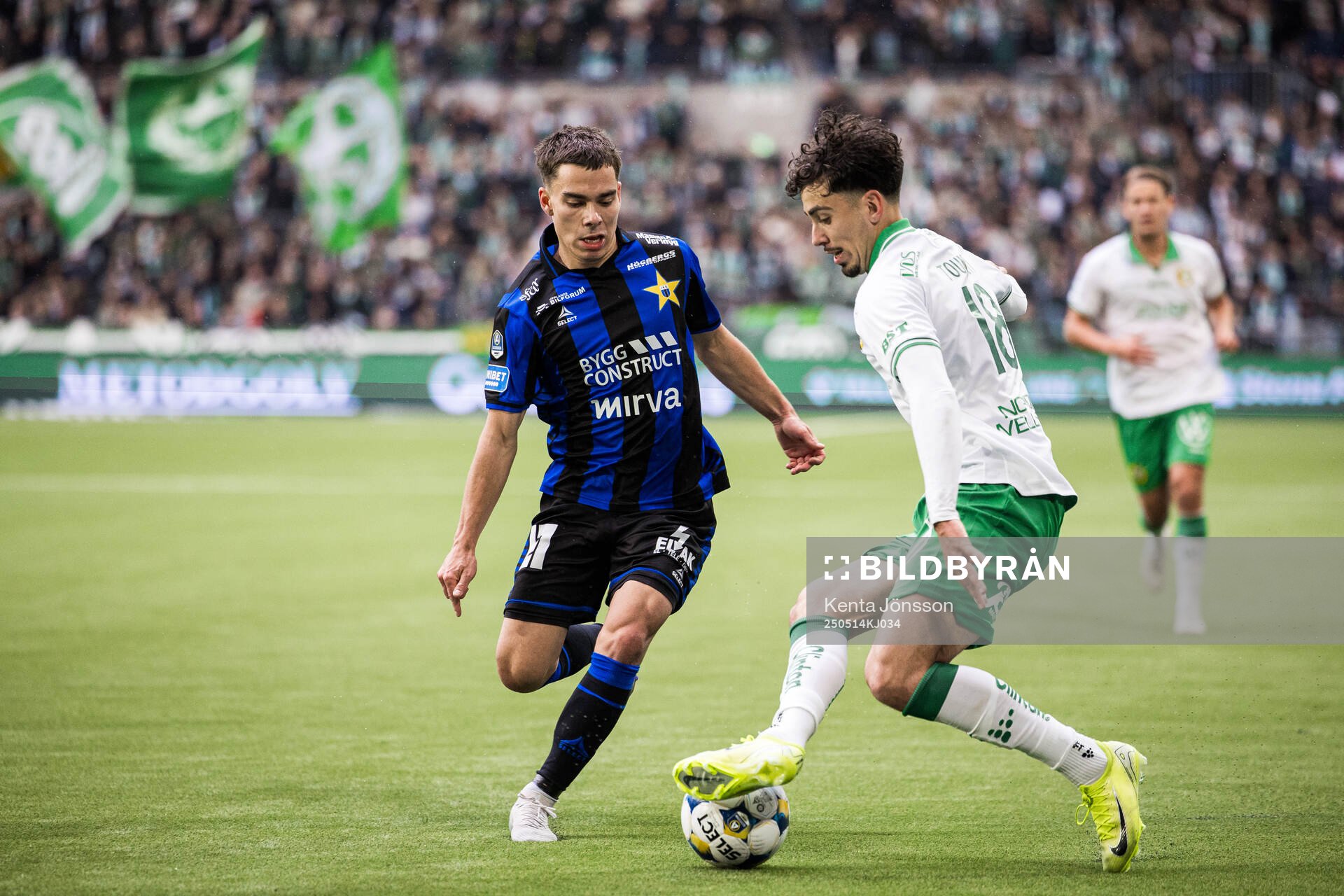 Sirius Leo Walta och Hammarbys Sebastian Tounekti under fotbollsmatchen i Allsvenskan mellan Hammarby och Sirius den 14 maj 2025 i Stockholm.