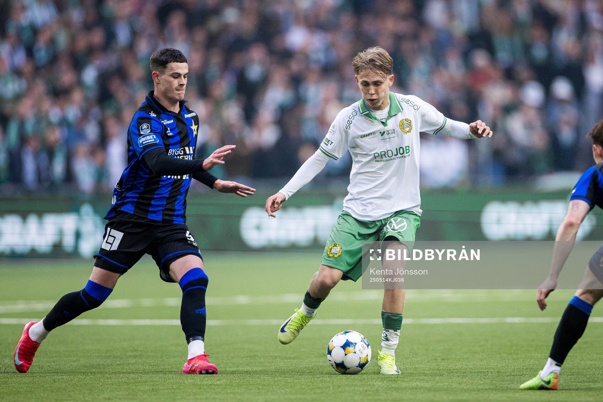 Sirius Robbie Ure och Hammarbys Wilson Lindberg Uhrström under fotbollsmatchen i Allsvenskan mellan Hammarby och Sirius den 14 maj 2025 i Stockholm.