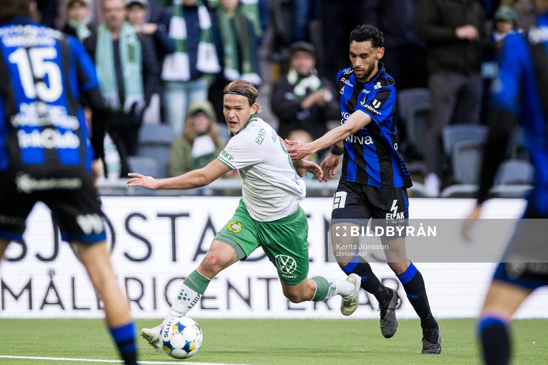 Hammarbys Markus Karlsson och Sirius Joakim Persson under fotbollsmatchen i Allsvenskan mellan Hammarby och Sirius den 14 maj 2025 i Stockholm.