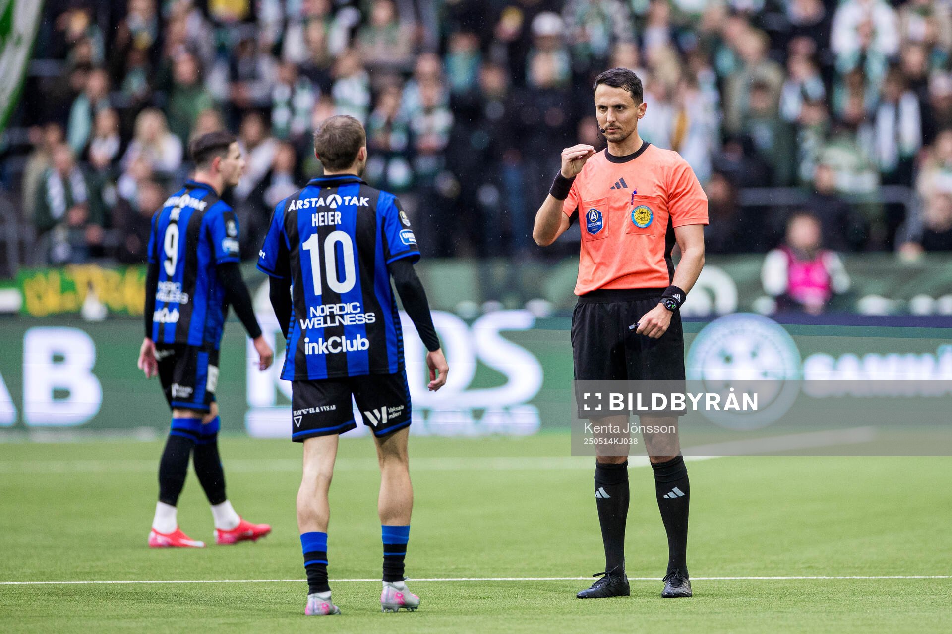 Domare Adi Aganovic under fotbollsmatchen i Allsvenskan mellan Hammarby och Sirius den 14 maj 2025 i Stockholm. 