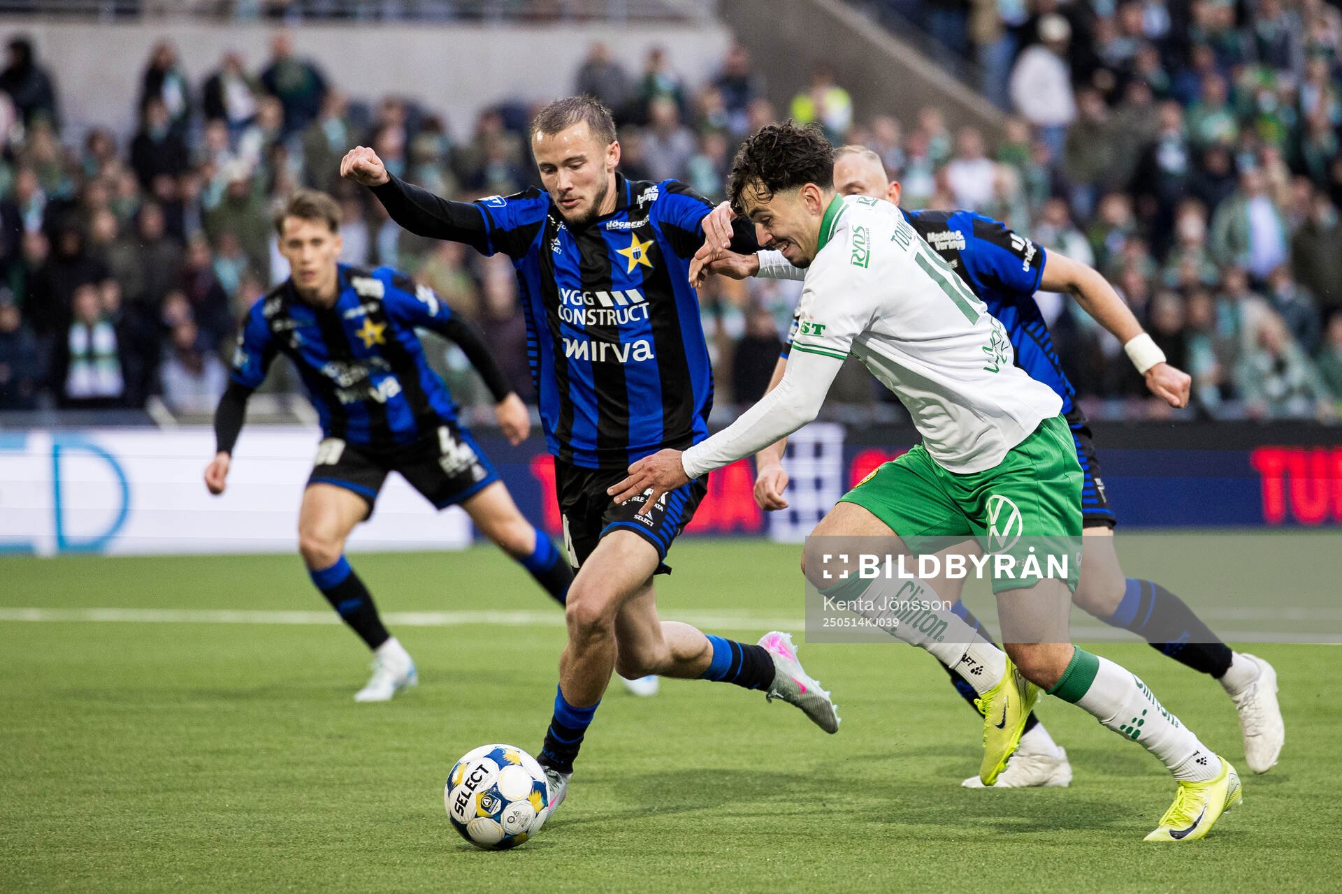 Sirius Melker Heier och Hammarbys Sebastian Tounekti under fotbollsmatchen i Allsvenskan mellan Hammarby och Sirius den 14 maj 2025 i Stockholm.