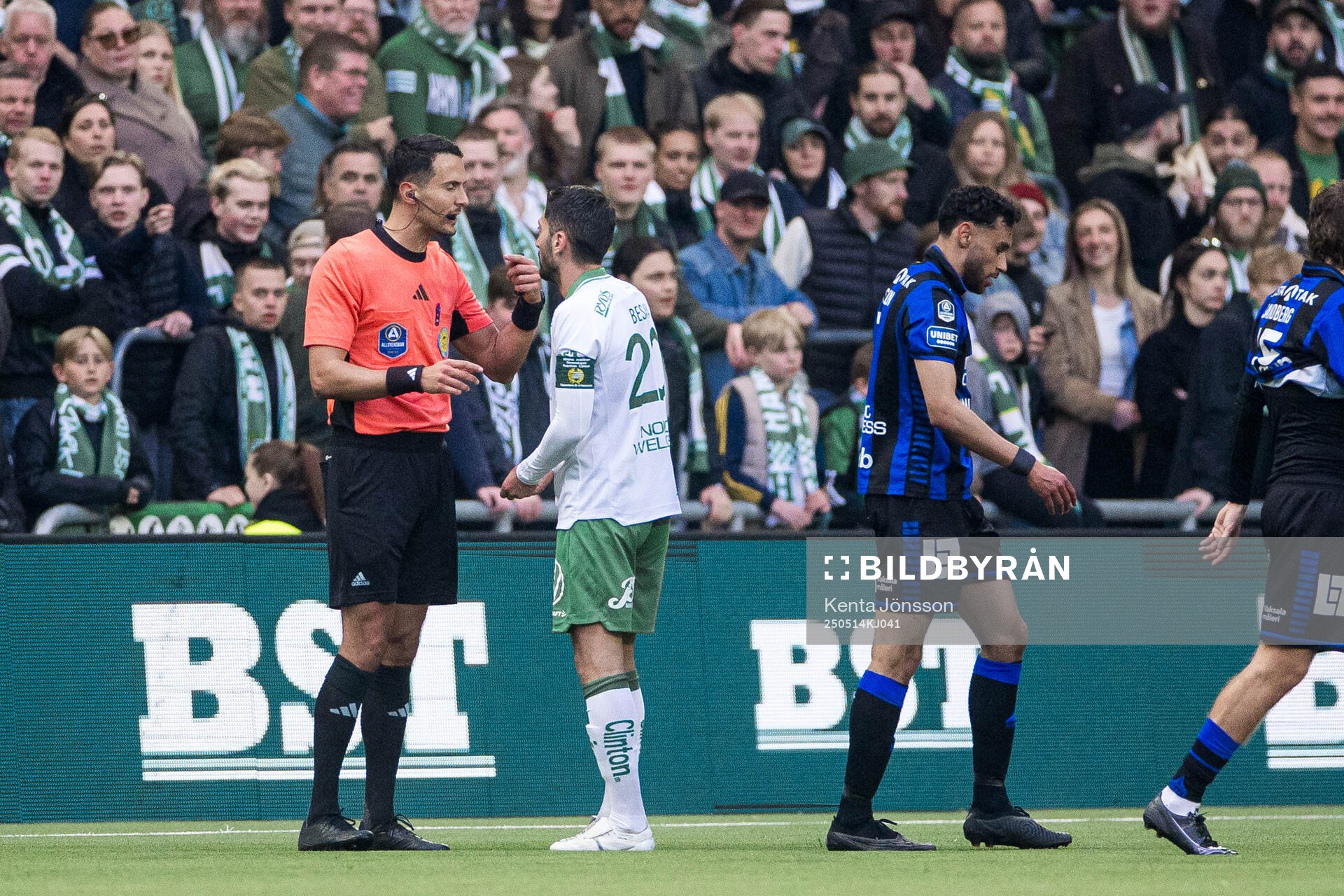 Domare Adi Aganovic i samtal med Hammarbys Nahir Besara under fotbollsmatchen i Allsvenskan mellan Hammarby och Sirius den 14 maj 2025 i Stockholm.