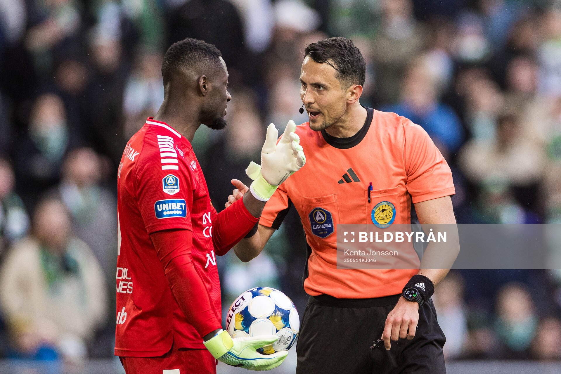 Sirius målvakt Ismael Diawara och Domare Adi Aganovic under fotbollsmatchen i Allsvenskan mellan Hammarby och Sirius den 14 maj 2025 i Stockholm.