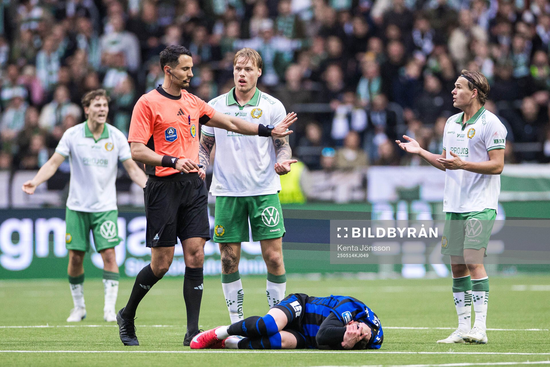 Domare Adi Aganovic, Hammarbys Victor Eriksson och Sirius Robbie Ure under fotbollsmatchen i Allsvenskan mellan Hammarby och Sirius den 14 maj 2025 i Stockholm.