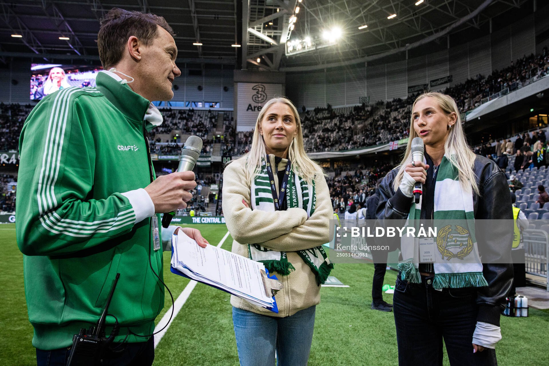 Alice Carlsson och Ellen Wangerheim från Hammarbys damlag intervjuas under fotbollsmatchen i Allsvenskan mellan Hammarby och Sirius den 14 maj 2025 i Stockholm.